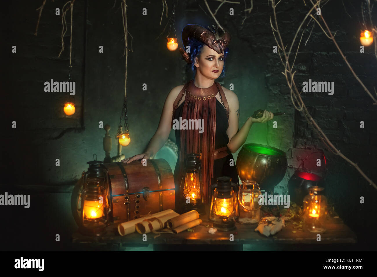 Jeune sorcière détient un rituel dans la chambre Banque D'Images