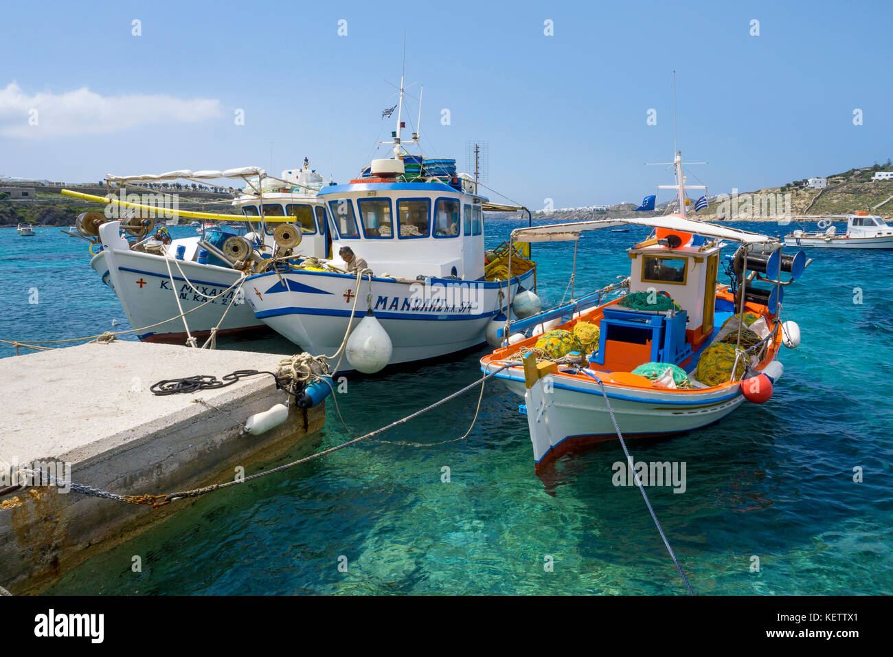 Des bateaux de pêche à la baie d''Ornos, Mykonos, Cyclades, grec Banque D'Images