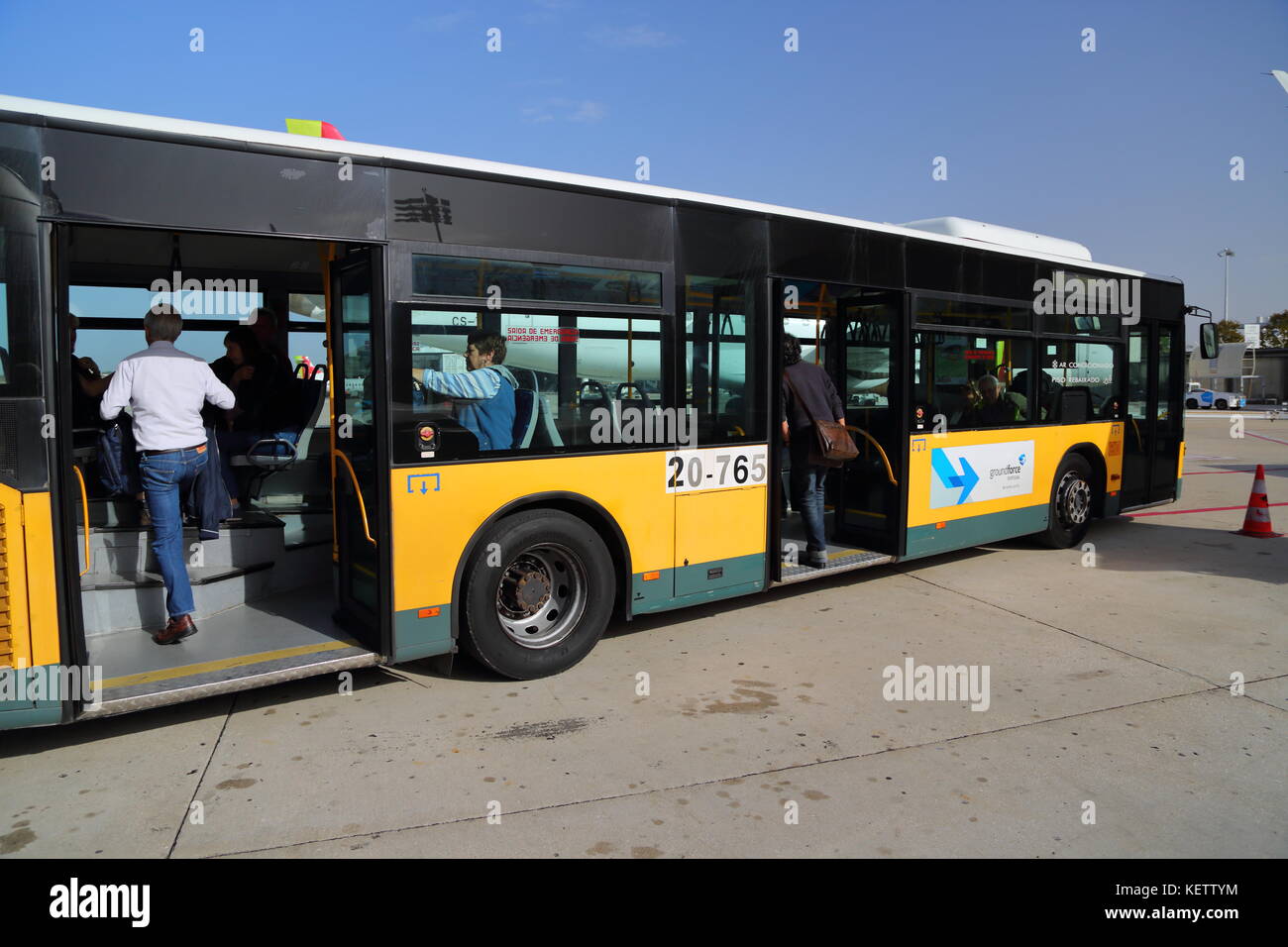 Bus de transfert à l'aéroport de Lisbonne, Portugal Banque D'Images