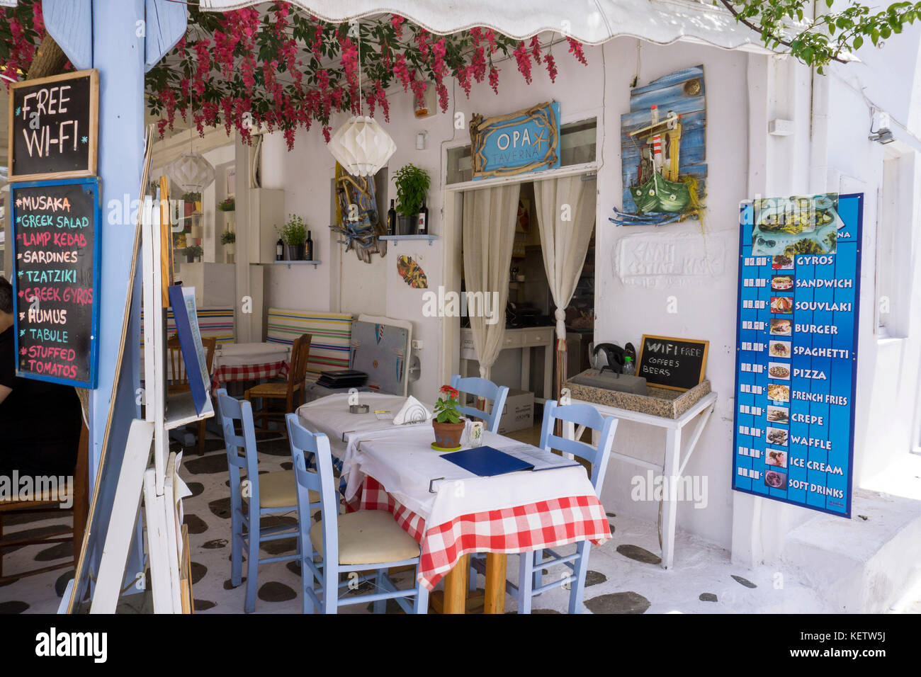 Restaurant grec typique de Mykonos-ville, Mykonos, Grèce Banque D'Images