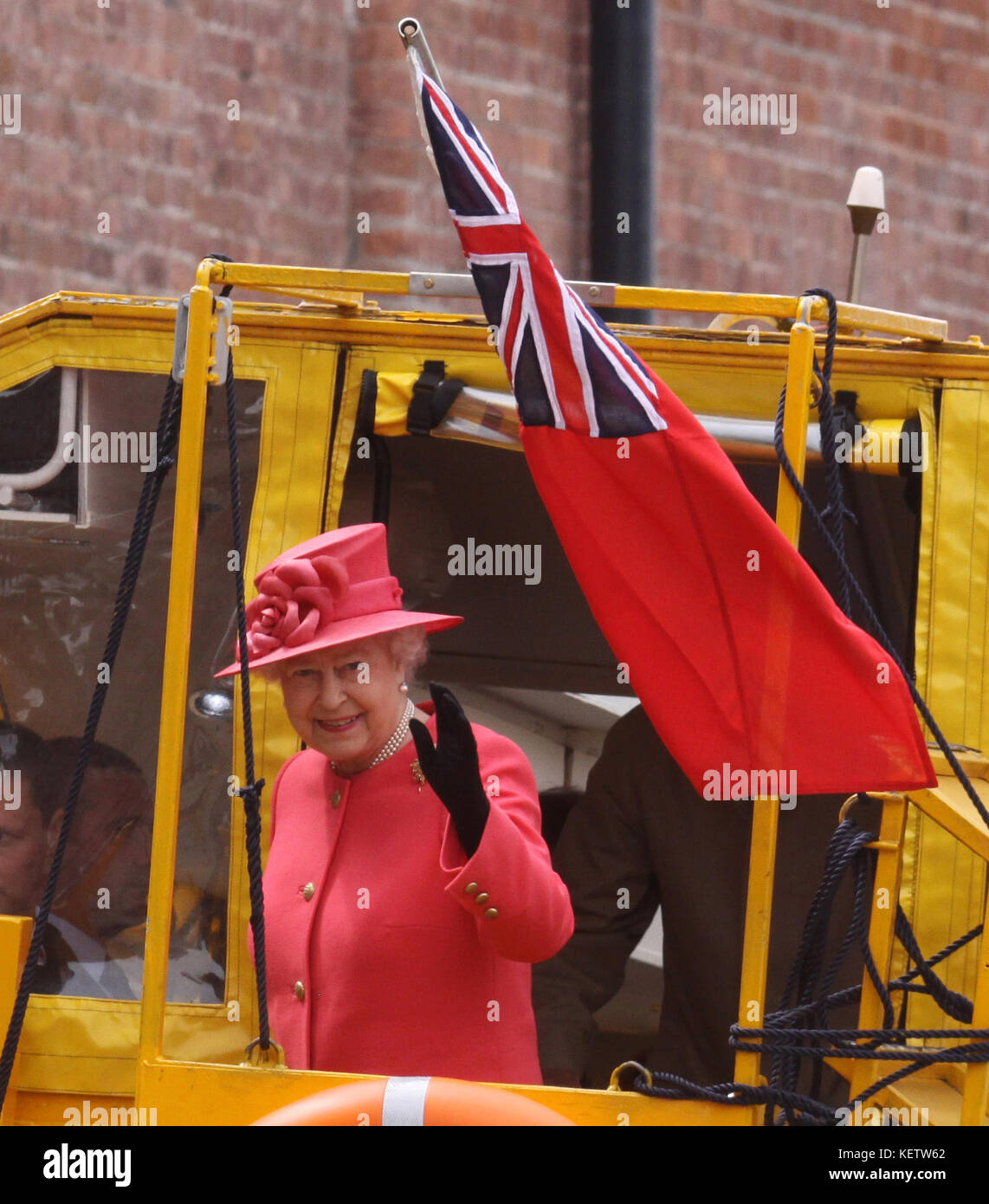 Liverpool, ANGLETERRE - 17 MAI : la reine Elizabeth II fait un tour sur le véhicule amphibie de Canard jaune autour d'Albert Dock lors d'une visite au musée maritime de Merseyside le 17 mai 2012 à Liverpool, Angleterre. La Reine visite de nombreuses parties de la Grande-Bretagne alors qu'elle célèbre son Jubilé de diamant culminant avec des vacances publiques de quatre jours les 2 et 5 juin, y compris un spectacle de 1 000 bateaux sur la Tamise. Personnes: Queen Elizabeth II Réf. Transmission: MNCUK1 Hoo-Me.com / MediaPunch Banque D'Images