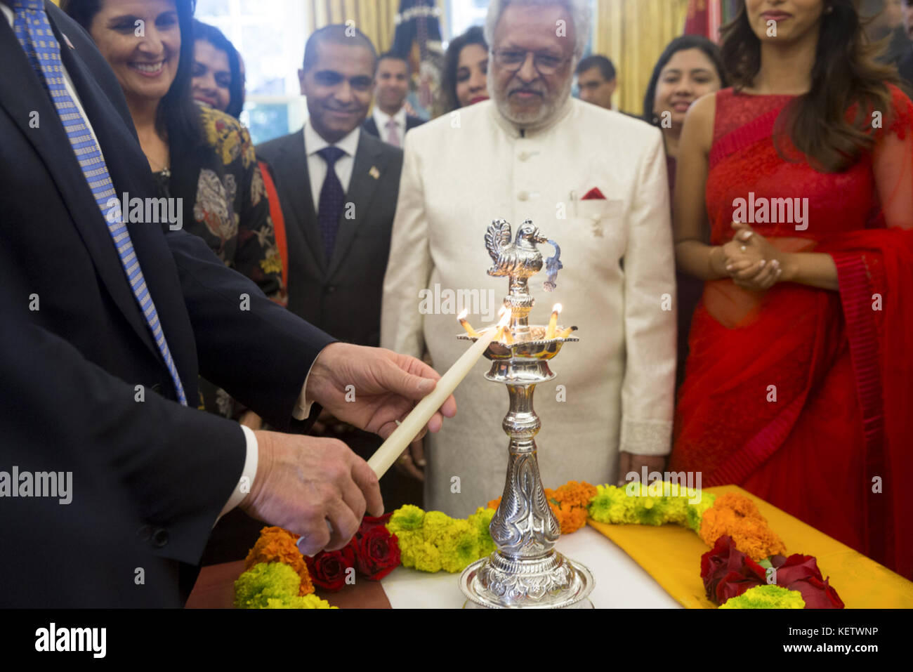 Washington, DC -17 OCTOBRE : le président Donald J. Trump, joint par l'ambassadeur américain des Nations Unies Nikki Haley, deuxième à partir de la gauche, participe à l'éclairage cérémonial Diwali du Diya dans le Bureau ovale à la Maison Blanche, le mardi 17 octobre 2017, à Washington, D.C. Diwali est le festival de lumières de cinq jours, Les vacances les plus importantes et les plus importantes de l'Inde, célébrées par des millions d'Hindous, de Sikhs et de Jains à travers le monde. Ce festival, qui coïncide avec le nouvel an hindou, célèbre de nouveaux débuts et le triomphe du bien sur le mal et la lumière sur les ténèbres : Donald Trump, rejoint par Vice Banque D'Images