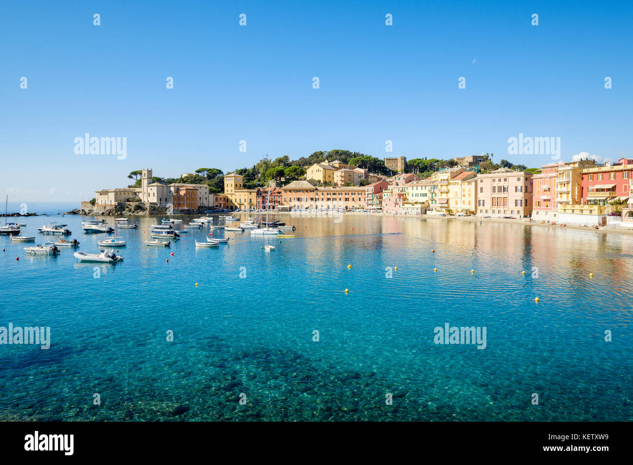 La Baie du Silence et vue sur la vieille ville de Sestri Levante sur la Riviera italienne, Ligurie, Italie Banque D'Images