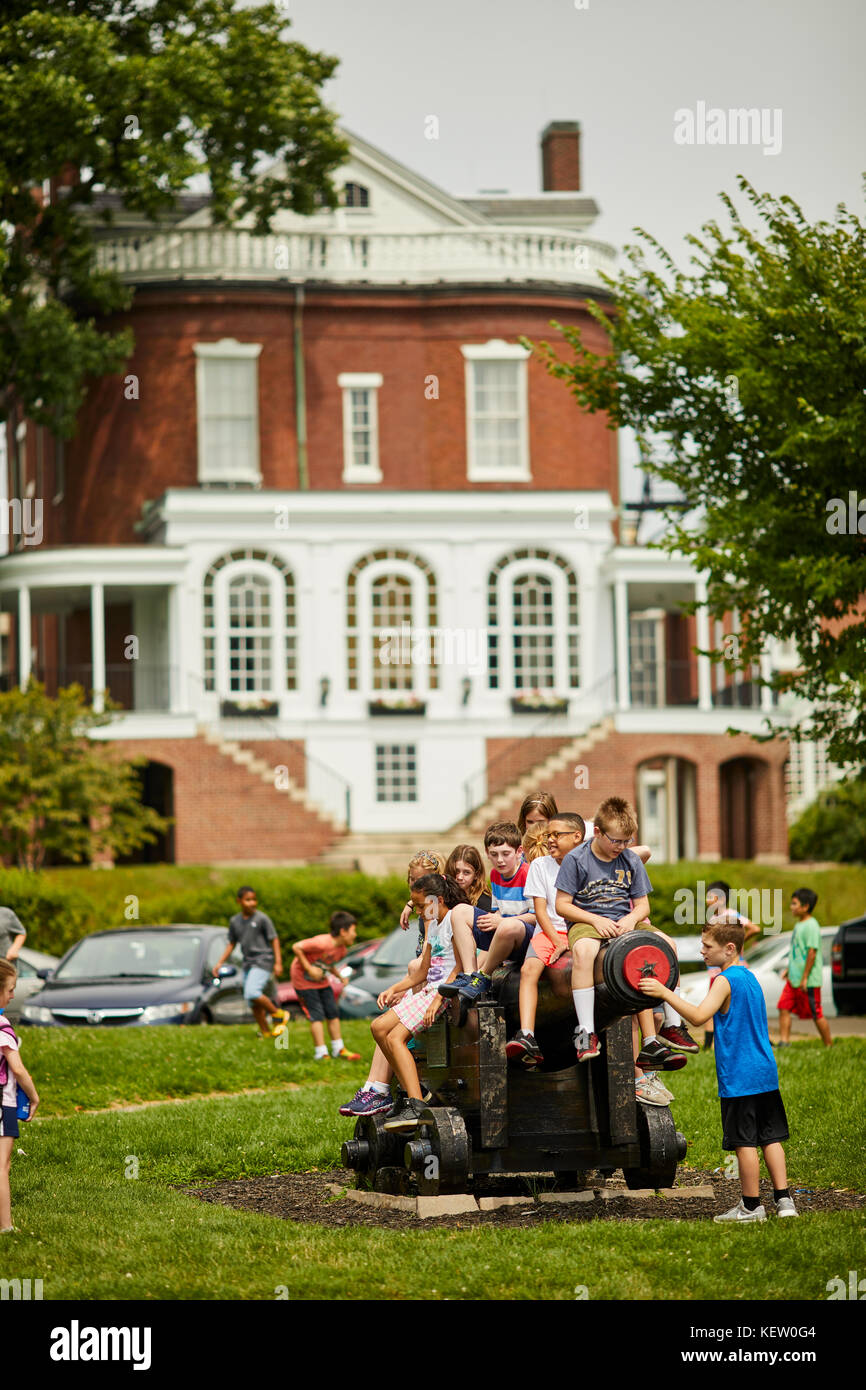 Boston Massachusetts New England North America USA Navy Yard, maison du commandant, les enfants monter sur un vieux bateau Cannon Banque D'Images