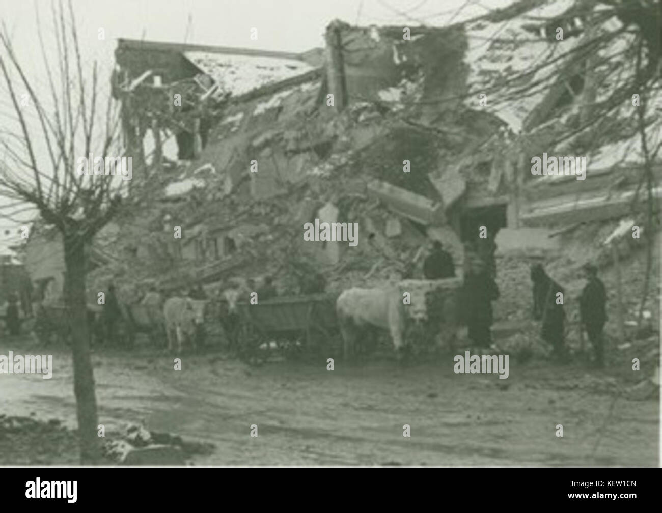 MN 599K 1 1671 Bombardement de Vratsa in World War II Banque D'Images