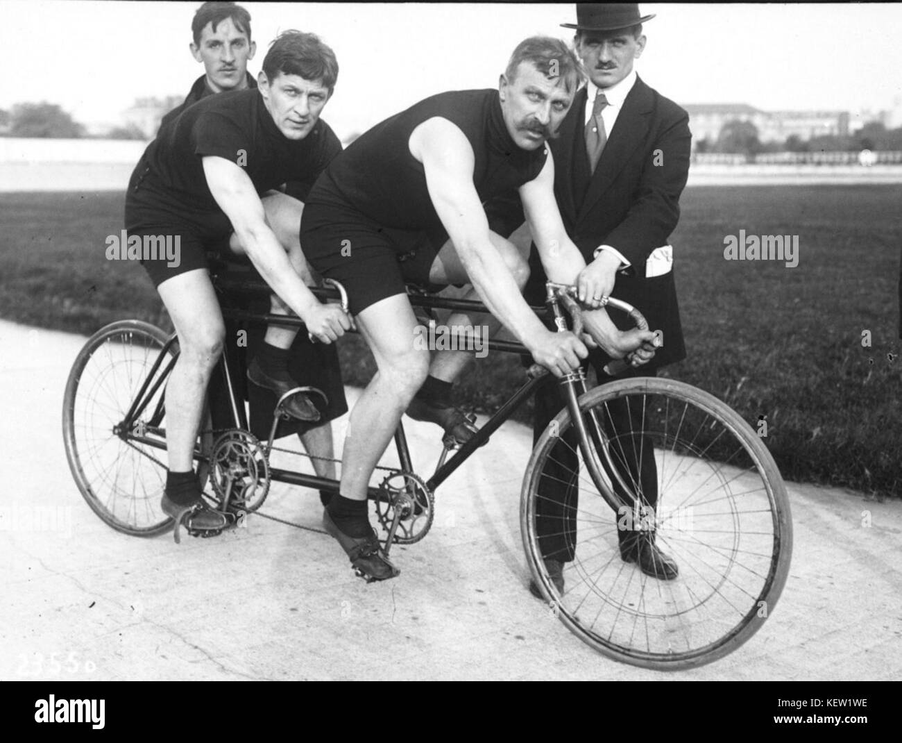 1912, Grand Prix de France, Ellegaard Arend (vainqueur de la finale des tandems) (photographie de presse) (Agence Rol) Banque D'Images