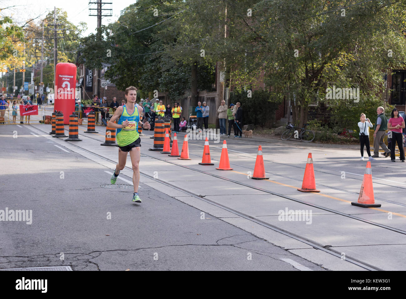 Toronto, Canada. 22 octobre 2017. Josh, coureur de marathon, franchit le point de retournement de 33 km au marathon riverain Scotiabank de Toronto 2017. Crédit : YL images/Alamy Live News Banque D'Images