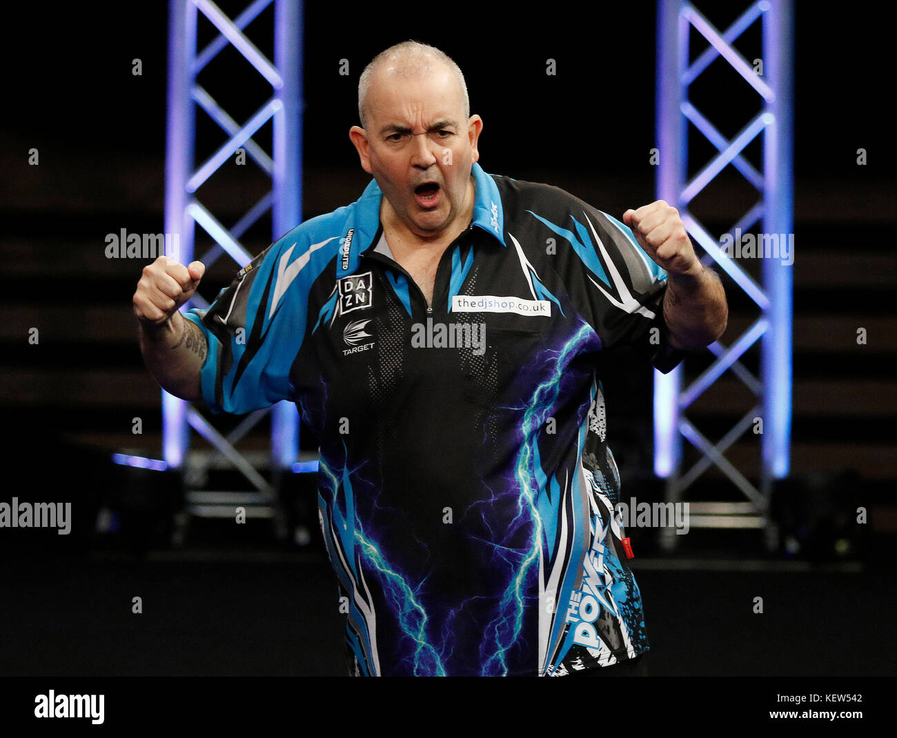 Düsseldorf, Allemagne. 21 octobre 2017. World Series of Darts, German Masters on 21. 10. 2017 in der Castello - Arena in Dusseldorf Halbfinale Phil TAYLOR (The Power ) (ENG ) fraut sich Ÿber seinen Sieg im Halbfinale Foto: Norbert Schmidt, Dusseldorf crédit: norbert schmidt/Alay Live News Banque D'Images