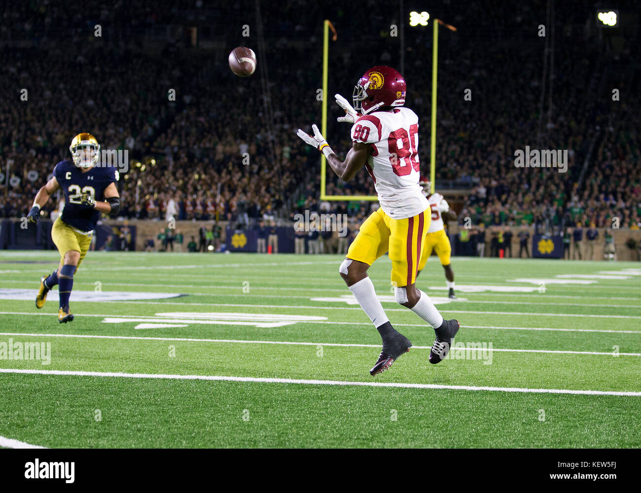 South Bend, Indiana, USA. 21 Oct, 2017. Le receveur de l'USC Deontay Burnett (80) passe de touché les prises au cours de NCAA football action de jeu entre l'USC Trojans et la Notre Dame Fighting Irish de Notre Dame Stadium à South Bend, Indiana. Notre Dame a défait l'USC 49-14. John Mersits/CSM/Alamy Live News Banque D'Images