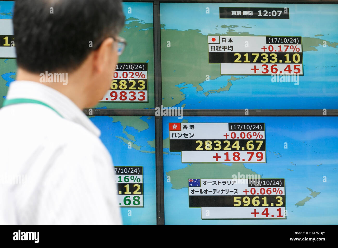 Tokyo, Japon. 24 octobre 2017. Un homme passe devant un tableau de stock électronique montrant le Nikkei Stock Average du Japon en hausse le 23 octobre 2017, Tokyo, Japon, le Nikkei Stock Average a augmenté de 108,52 points ou 0,50 précent pour clôturer à 21,805,17. Il s’agissait de la 16e session positive consécutive pour la moyenne Nikkei, son plus long record de victoires selon les Archives des indices Nikkei. Crédit : Rodrigo Reyes Marin/AFLO/Alamy Live News Banque D'Images