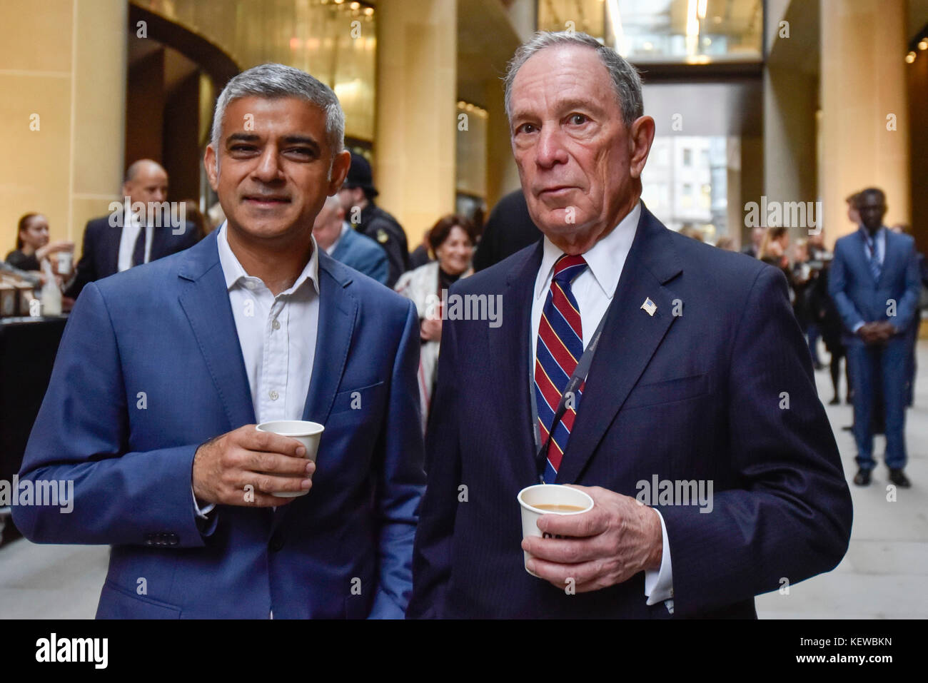 Londres, Royaume-Uni. 24 Oct, 2017. Michael Bloomberg et Sadiq Khan, Maire de Londres, à un photocall pour marquer le lancement de Bloomberg's nouveau siège européen dans la ville de Londres, conçu par des partenaires. Crédit : Stephen Chung/Alamy Live News Banque D'Images