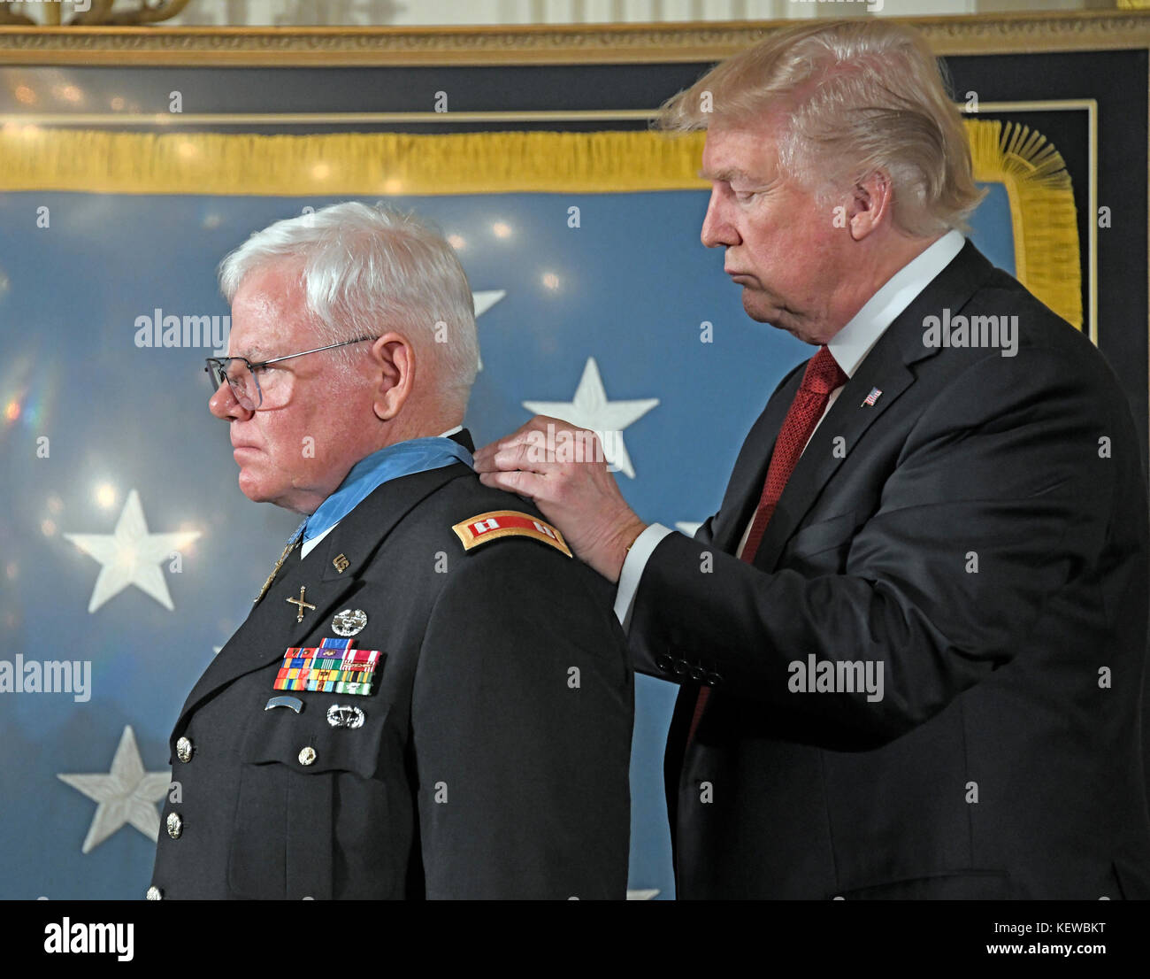 Le président des États-Unis Donald J. Trump remet la médaille d’honneur au capitaine de l’armée américaine Gary M. Rose lors d’une cérémonie dans la salle est de la Maison Blanche à Washington, DC, le lundi 23 octobre 2017. Rose, un médecin de combat des Forces spéciales pendant la guerre du Vietnam, a traité 16 de ses camarades soldats pendant l'opération Tailwind, une mission de quatre jours dans le pays voisin du Laos. Crédit : Ron Sachs/CNP - AUCUN SERVICE DE FIL - photo : Ron Sachs/Consolidated/dpa Banque D'Images