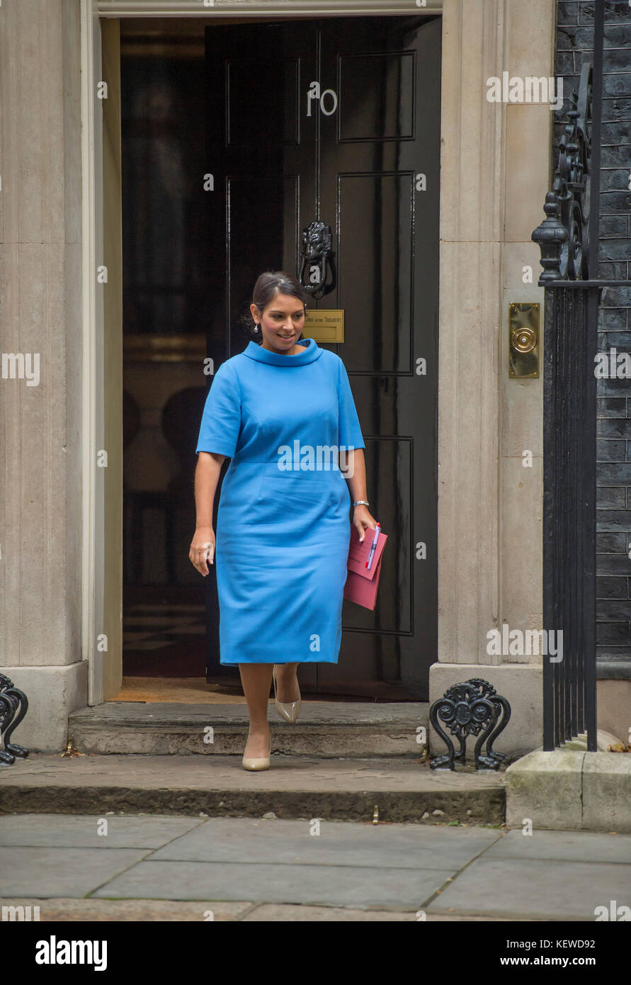 Downing Street, Londres, Royaume-Uni. 24 octobre 2017. Priti Patel, secrétaire d'État au développement international, quitte Downing Street un matin d'automne gris après une longue réunion du cabinet. En novembre 2017, elle a démissionné de son poste de secrétaire d'État au développement international à la suite de divulgations dans les journaux. Crédit : Malcolm Park/Alay Live News. Banque D'Images Downing Street, Londres, Royaume-Uni. 24 octobre 2017. Priti Patel, secrétaire d'État au développement international, quitte Downing Street un matin d'automne gris après une longue réunion du cabinet. En novembre 2017, elle a démissionné de son poste de secrétaire d'État au développement international à la suite de divulgations dans les journaux. Crédit : Malcolm Park/Alay Live News. Banque D'Images