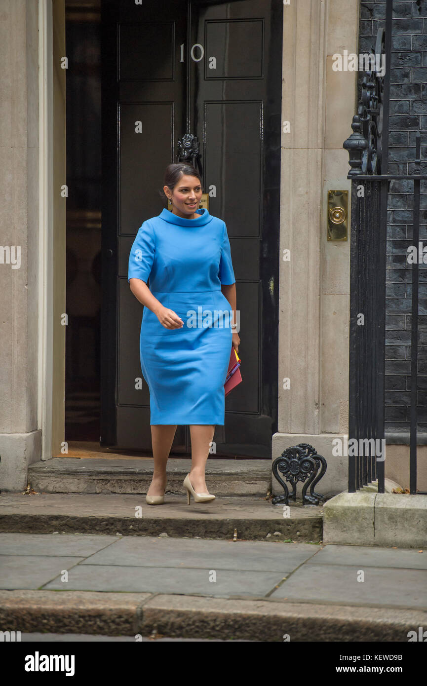 Downing Street, Londres, Royaume-Uni. 24 octobre 2017. Priti Patel, secrétaire d'État au développement international, quitte Downing Street un matin d'automne gris après une longue réunion du cabinet. En novembre 2017, elle a démissionné de son poste de secrétaire d'État au développement international à la suite de divulgations dans les journaux. Crédit : Malcolm Park/Alay Live News. Banque D'Images Downing Street, Londres, Royaume-Uni. 24 octobre 2017. Priti Patel, secrétaire d'État au développement international, quitte Downing Street un matin d'automne gris après une longue réunion du cabinet. En novembre 2017, elle a démissionné de son poste de secrétaire d'État au développement international à la suite de divulgations dans les journaux. Crédit : Malcolm Park/Alay Live News. Banque D'Images