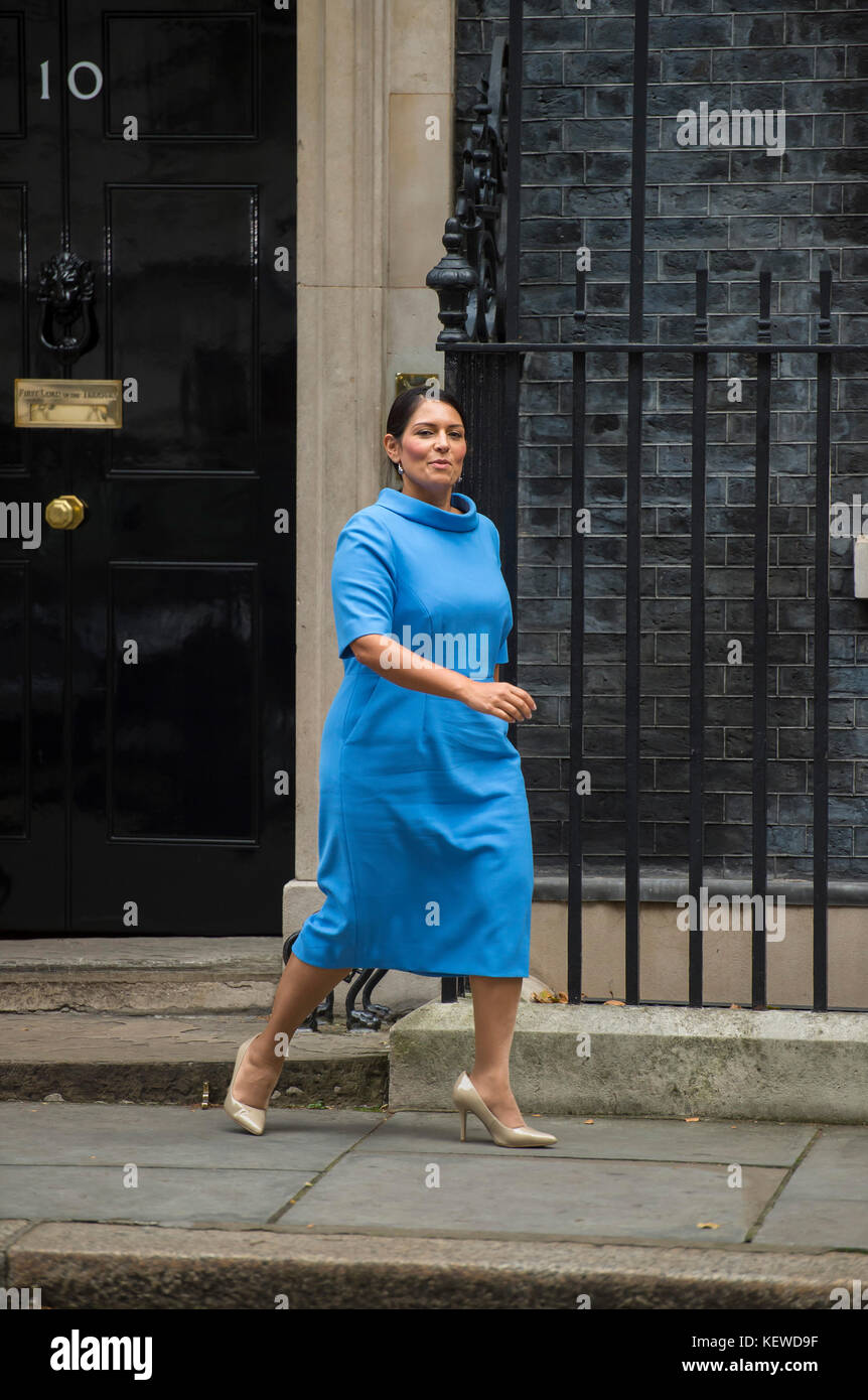 Downing Street, Londres, Royaume-Uni. 24 octobre 2017. Priti Patel, secrétaire d'État au développement international, quitte Downing Street un matin d'automne gris après une longue réunion du cabinet. En novembre 2017, elle a démissionné de son poste de secrétaire d'État au développement international à la suite de divulgations dans les journaux. Crédit : Malcolm Park/Alay Live News. Banque D'Images Downing Street, Londres, Royaume-Uni. 24 octobre 2017. Priti Patel, secrétaire d'État au développement international, quitte Downing Street un matin d'automne gris après une longue réunion du cabinet. En novembre 2017, elle a démissionné de son poste de secrétaire d'État au développement international à la suite de divulgations dans les journaux. Crédit : Malcolm Park/Alay Live News. Banque D'Images