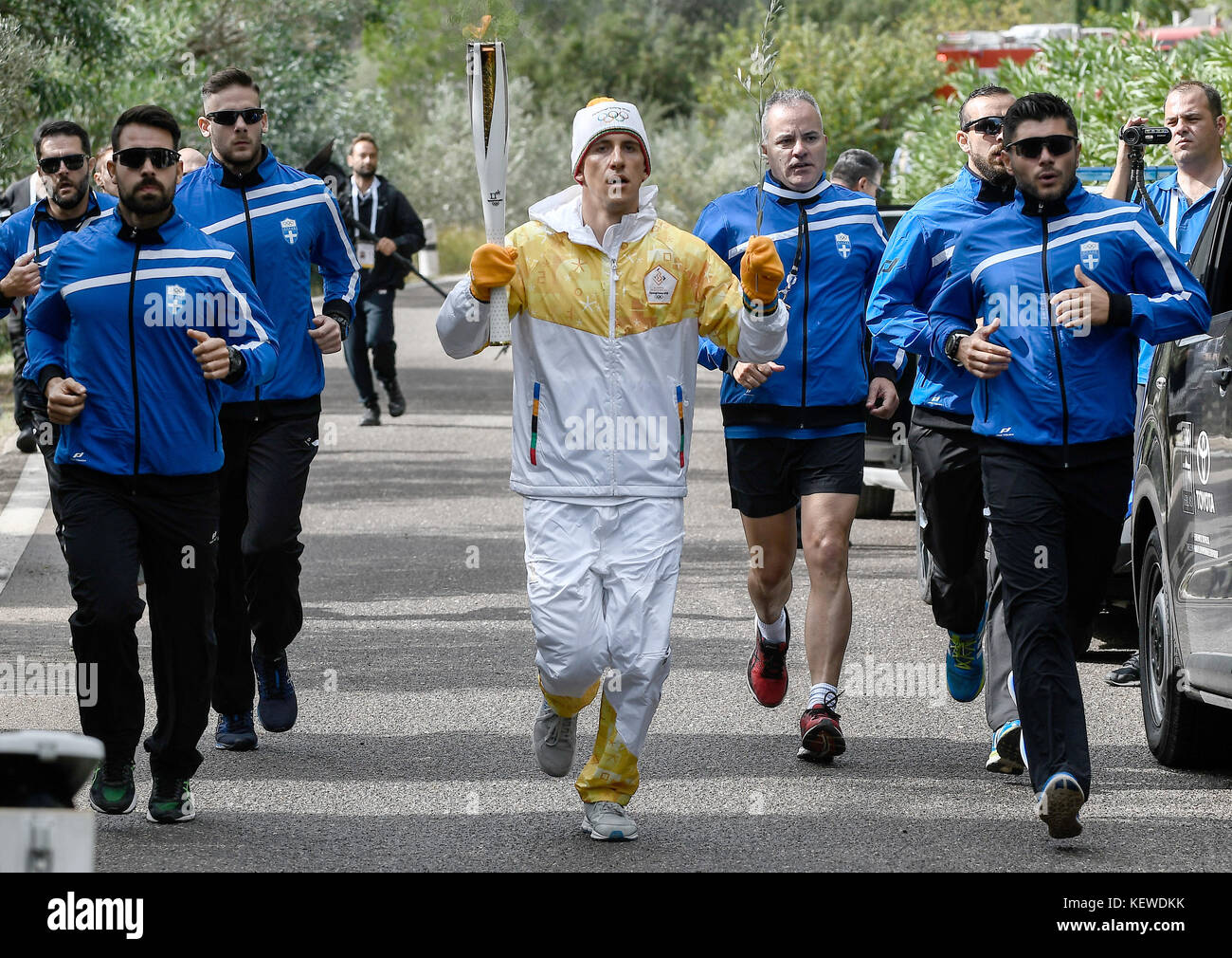 Olympia, Grèce. 24 octobre 2017. Le joueur de football sud-coréen à la retraite Park Ji-Sung porte la flamme olympique à Olympie, en Grèce, le 24 octobre 2017. La ville sud-coréenne de Pyeongchang accueille les Jeux olympiques d'hiver de 2018. Park Ji-Sung est le premier athlète sud-coréen à porter le flambeau olympique. Crédit : Angelos Tzortzinis/dpa/Alamy Live News Banque D'Images