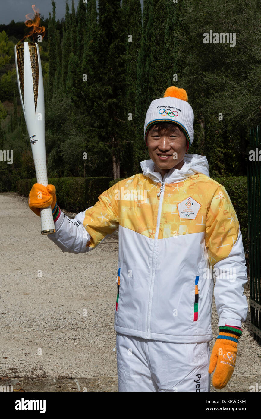 Olympia, Grèce. 24 octobre 2017. Le joueur de football sud-coréen à la retraite Park Ji-Sung porte la flamme olympique à Olympie, en Grèce, le 24 octobre 2017. La ville sud-coréenne de Pyeongchang accueille les Jeux olympiques d'hiver de 2018. Park Ji-Sung est le premier athlète sud-coréen à porter le flambeau olympique. Crédit : Angelos Tzortzinis/dpa/Alamy Live News Banque D'Images