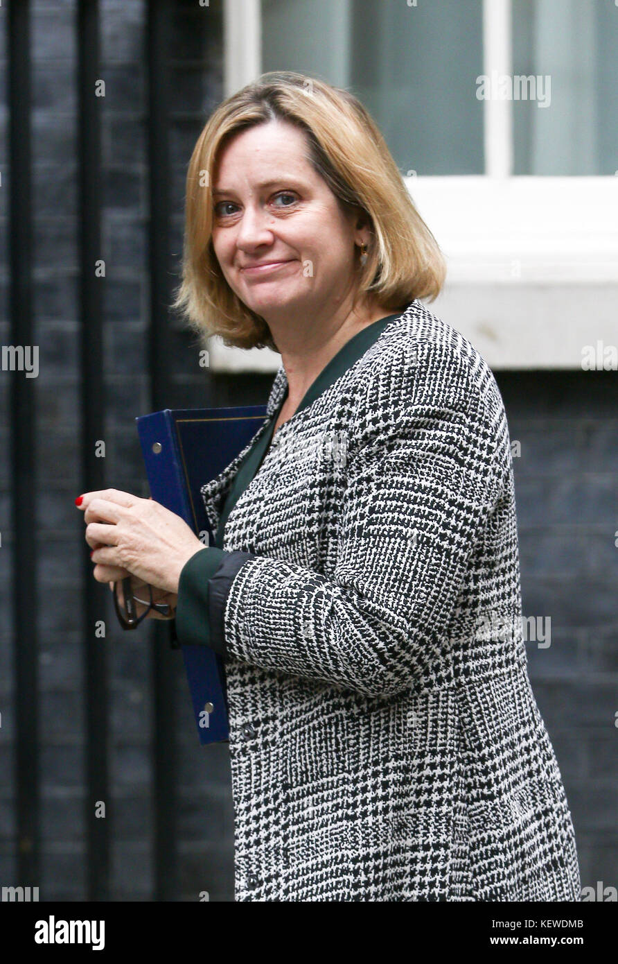 Londres, Royaume-Uni. 24 octobre, 2017 secrétaire d'accueil. retour à l'ambre rudd 10 Downing street cet après-midi après avoir participé à la réunion hebdomadaire du cabinet. crédit : Derek peters/Alamy live news Banque D'Images