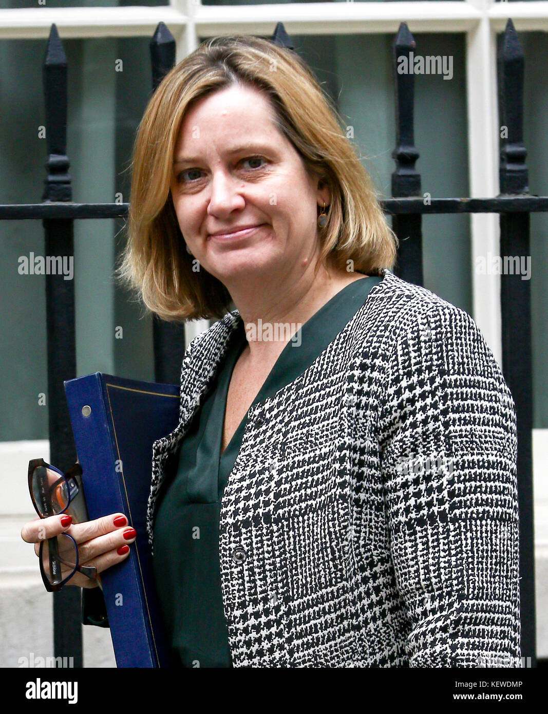 Londres, Royaume-Uni. 24 octobre, 2017 secrétaire d'accueil. retour à l'ambre rudd 10 Downing street cet après-midi après avoir participé à la réunion hebdomadaire du cabinet. crédit : Derek peters/Alamy live news Banque D'Images