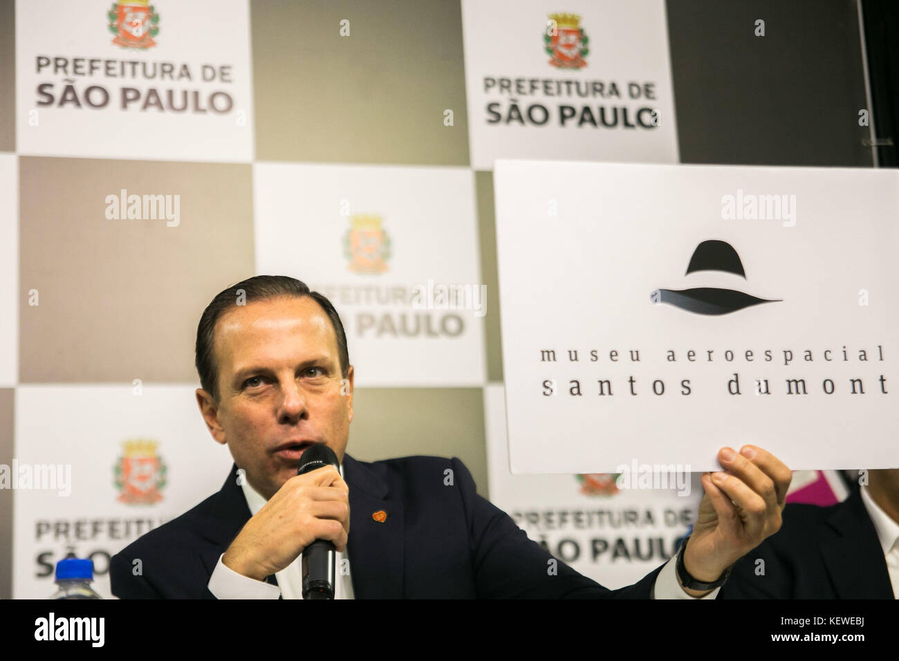 São Paulo, SP - 24.10.2017 : projeto de novo parque em sp - le mardi matin, le maire João doria (PSDB) a présenté le projet du nouveau parc Campo de Marte dans le nord de la capitale. Le projet sera d'environ 400 mille mètres carrés et sera déployée dans la zone de l'aéroport de Campo de Marte, entre la mairie et le gouvernement fédéral. Le parc aura un musée intégré, sera installé environ 2200 mètres de la piste de course et piste cyclable, 2500 mètres de sentiers de randonnée avec stations de gymnastique, de terrains de sport et un complexe sportif avec 3 terrains de soccer plus deux domaines pour le soccer de la société. Banque D'Images