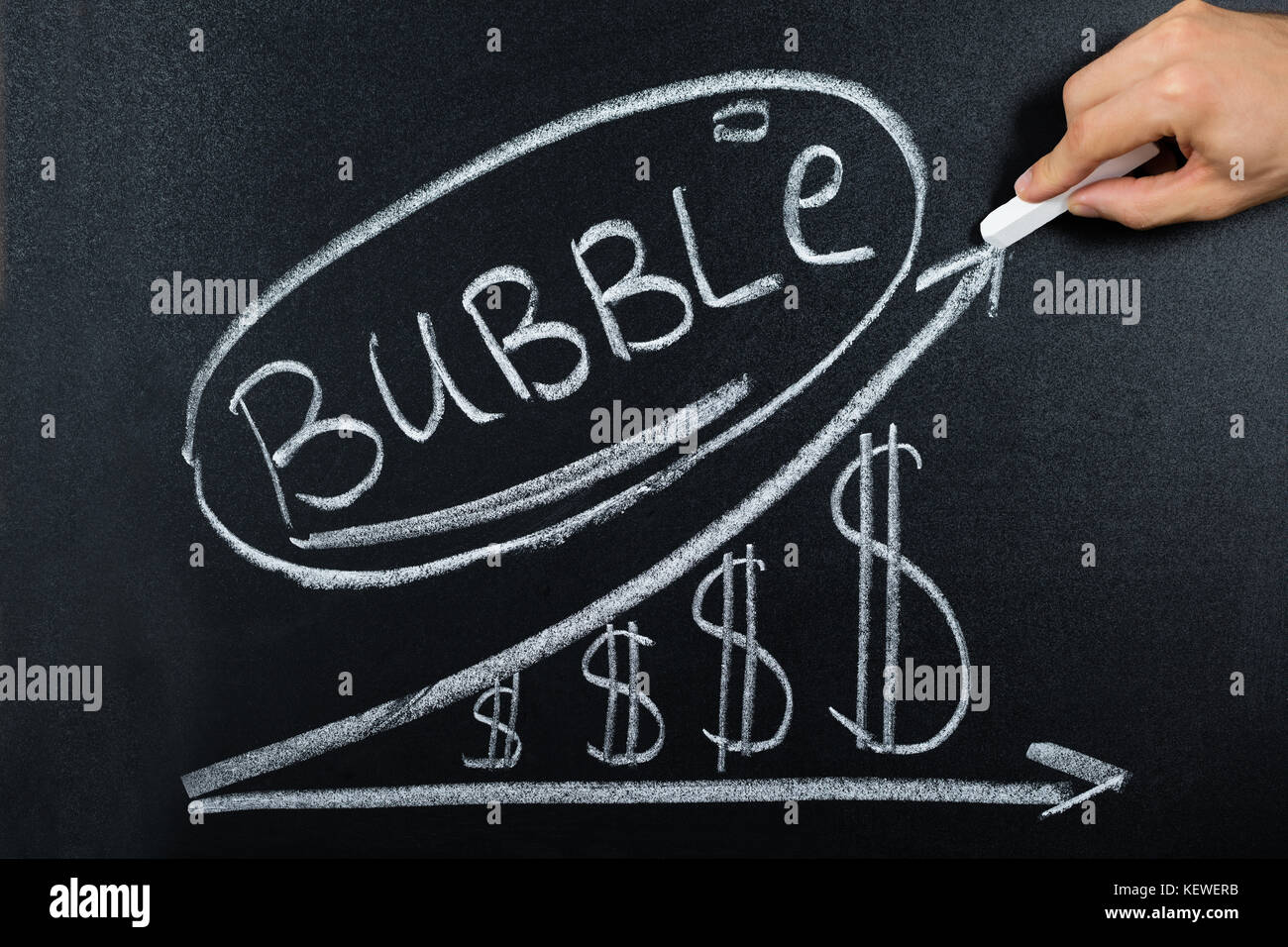 Close-up of personne part montrant bubble concept avec graphique dollar on blackboard Banque D'Images