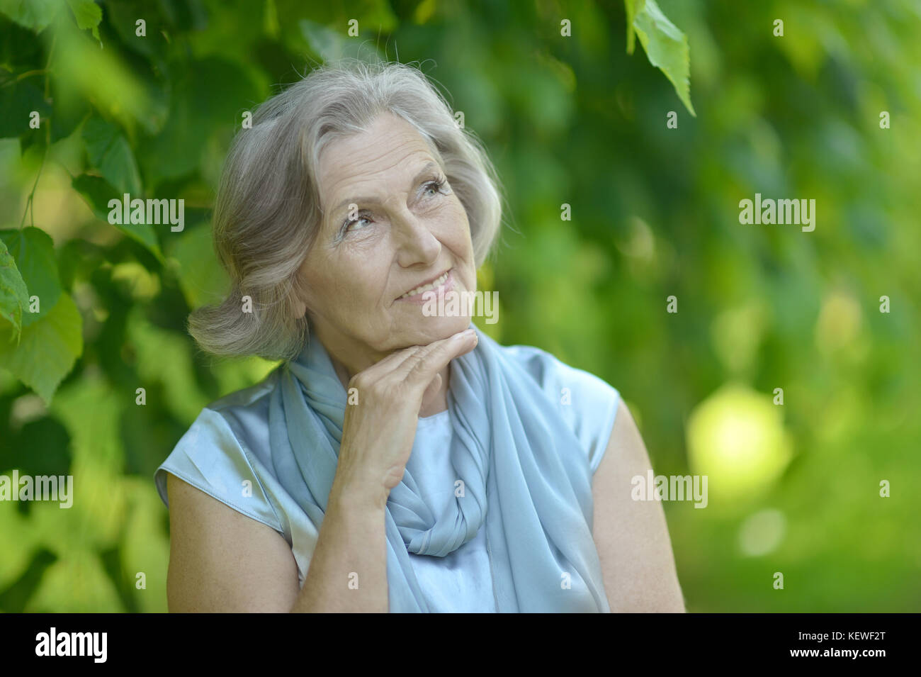 Woman posing in summer park Banque D'Images