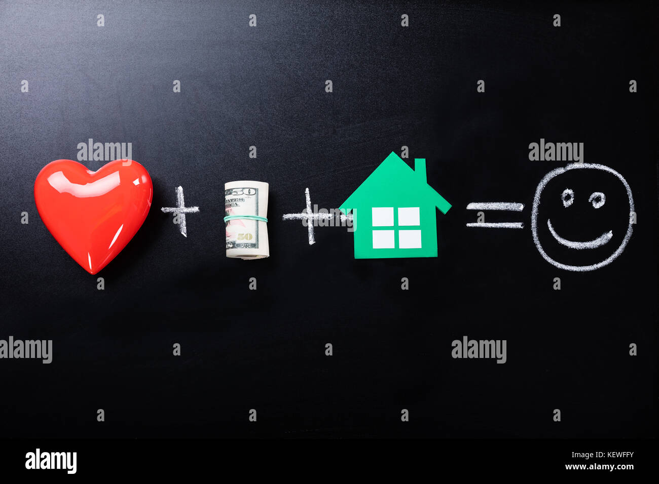 Close-up de vivre le bonheur formule sur tableau noir Banque D'Images