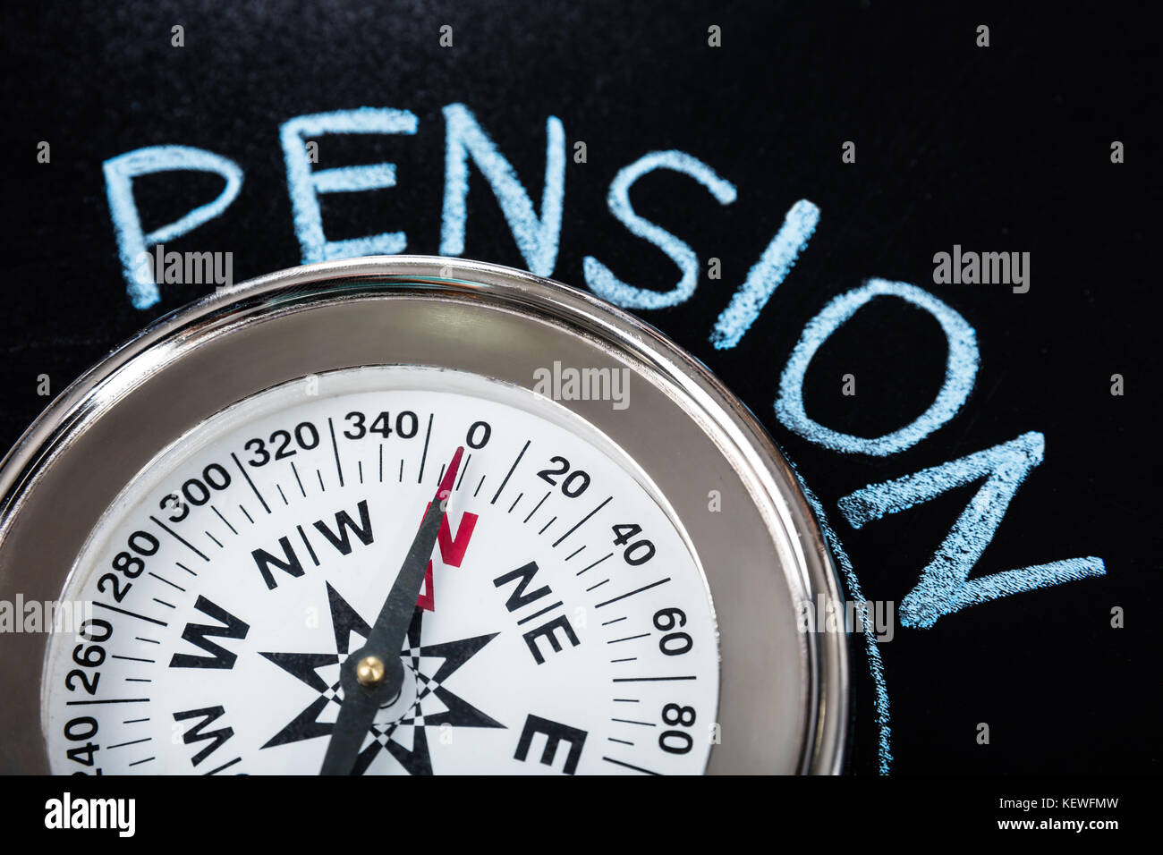 Close-up de boussole avec texte pension on blackboard Banque D'Images