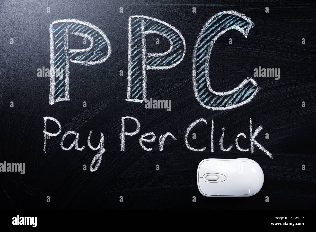 Vue en grand angle de la souris d'ordinateur dans Pay Per Click Text Banque D'Images