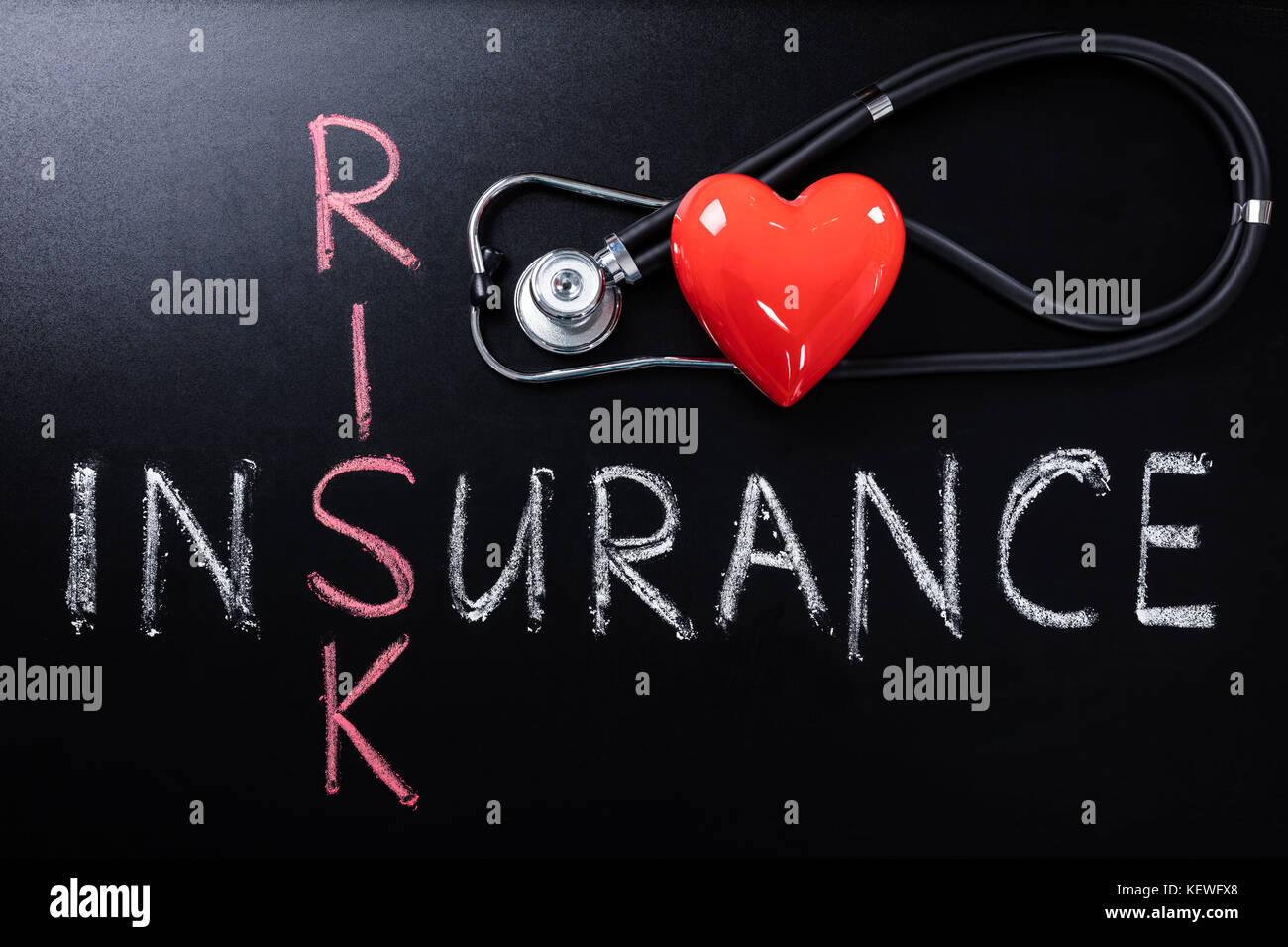 Concept d'assurance maladie avec stéthoscope et forme du cœur sur facteur de risque Banque D'Images