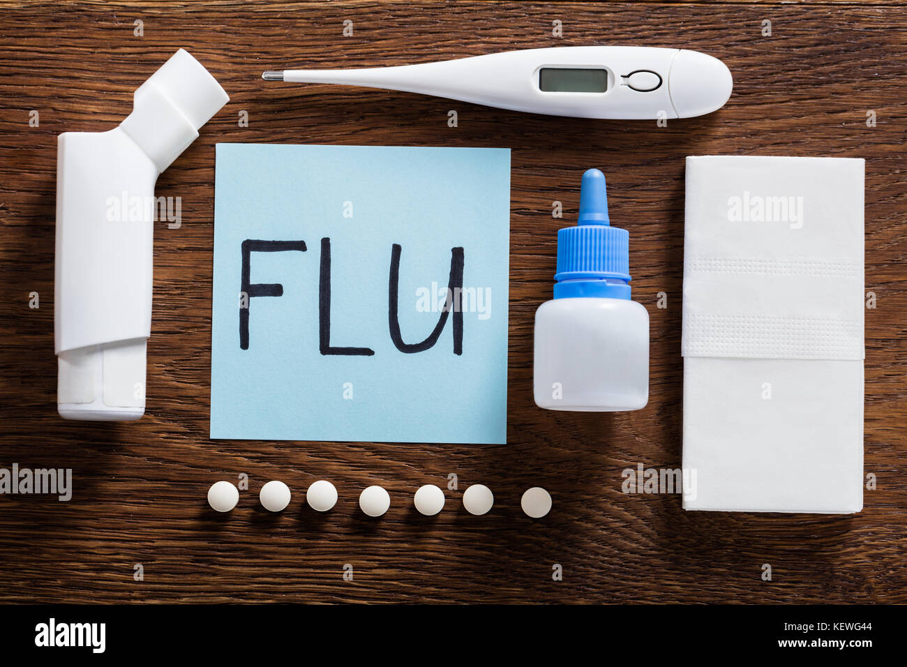 Portrait d'un traitement médical sur la grippe au bureau en bois Banque D'Images
