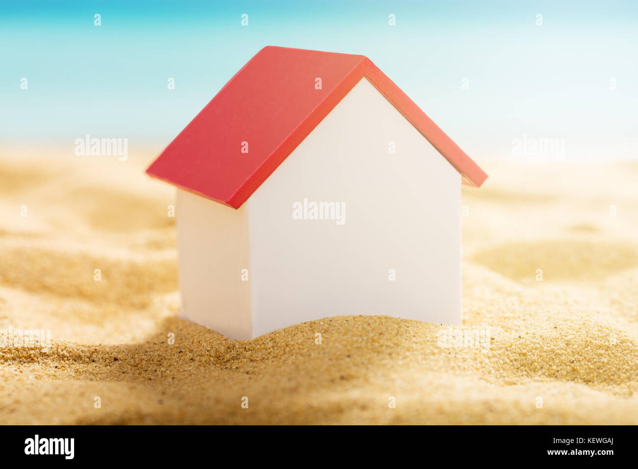 Close-up of a House Model On Sandy Beach Banque D'Images
