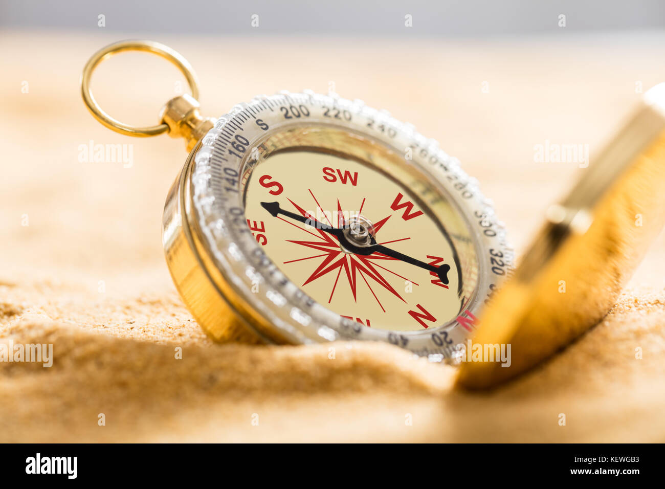 Close-up d'un compas de navigation sur la plage de sable Banque D'Images