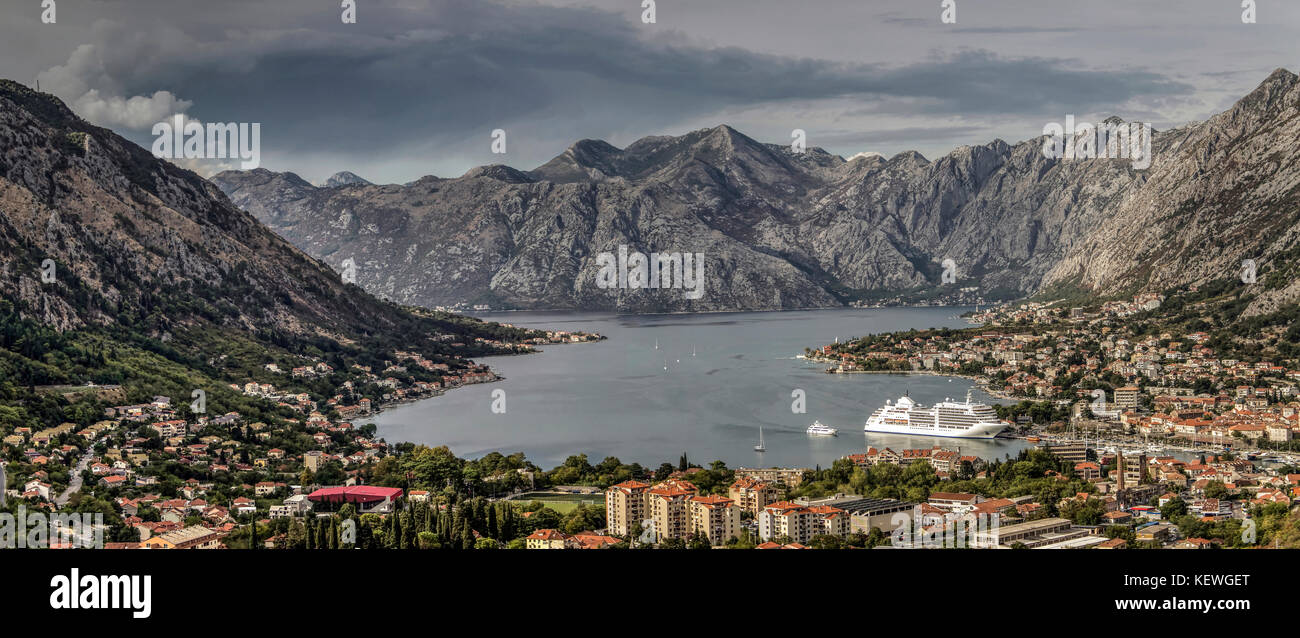 Monténégro - vue panoramique sur la ville de Kotor et la baie du même nom Banque D'Images