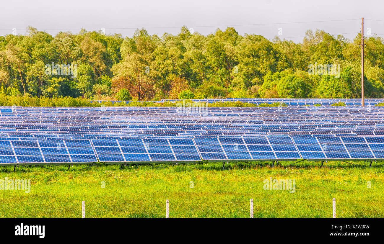 Image d'une grande centrale solaire Banque D'Images