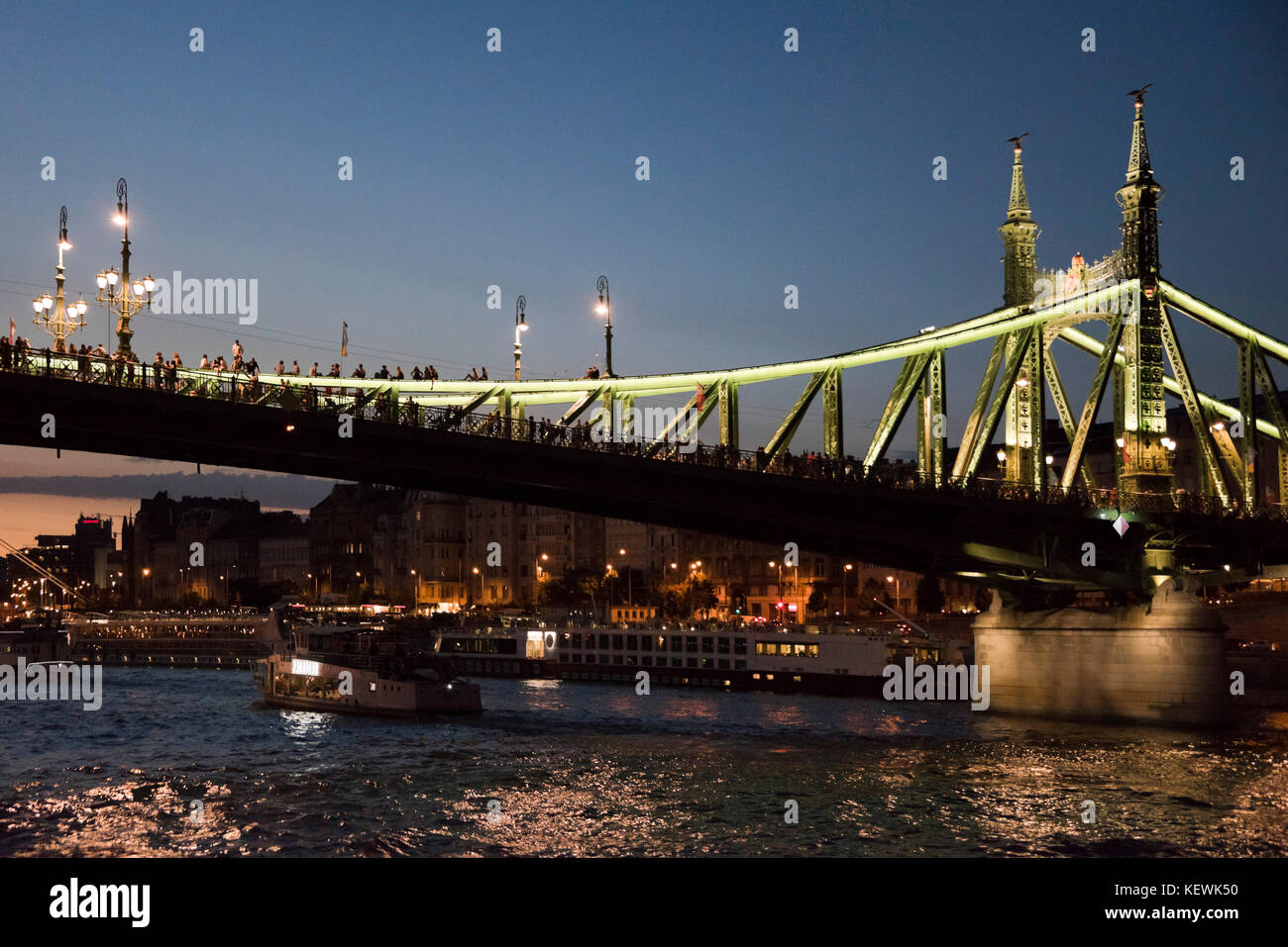 Vue horizontale de personnes à faire la fête sur le pont de la liberté, à Budapest. Banque D'Images