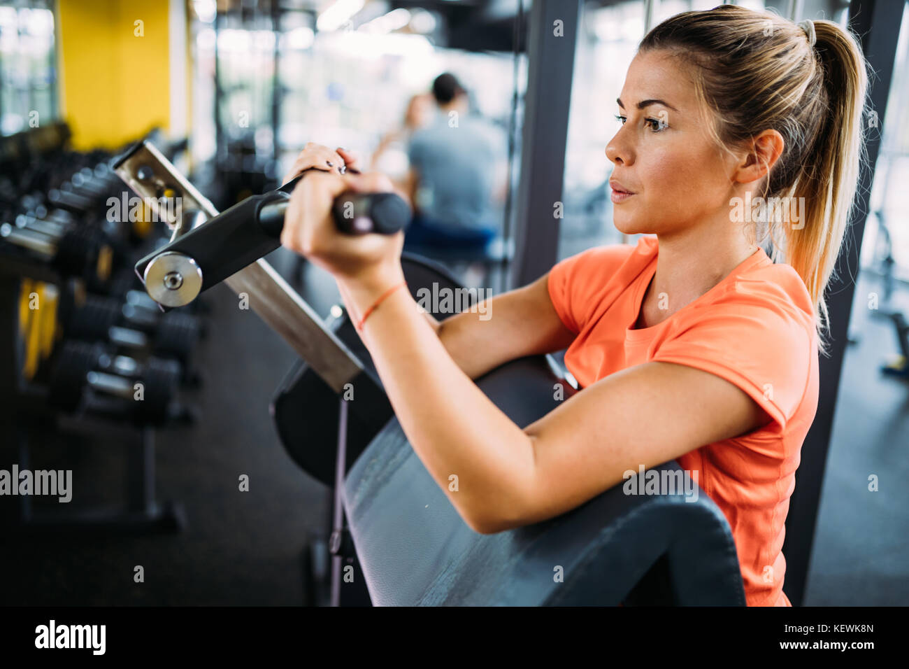 Belle jeune femme faisant des exercices pour les biceps Banque D'Images