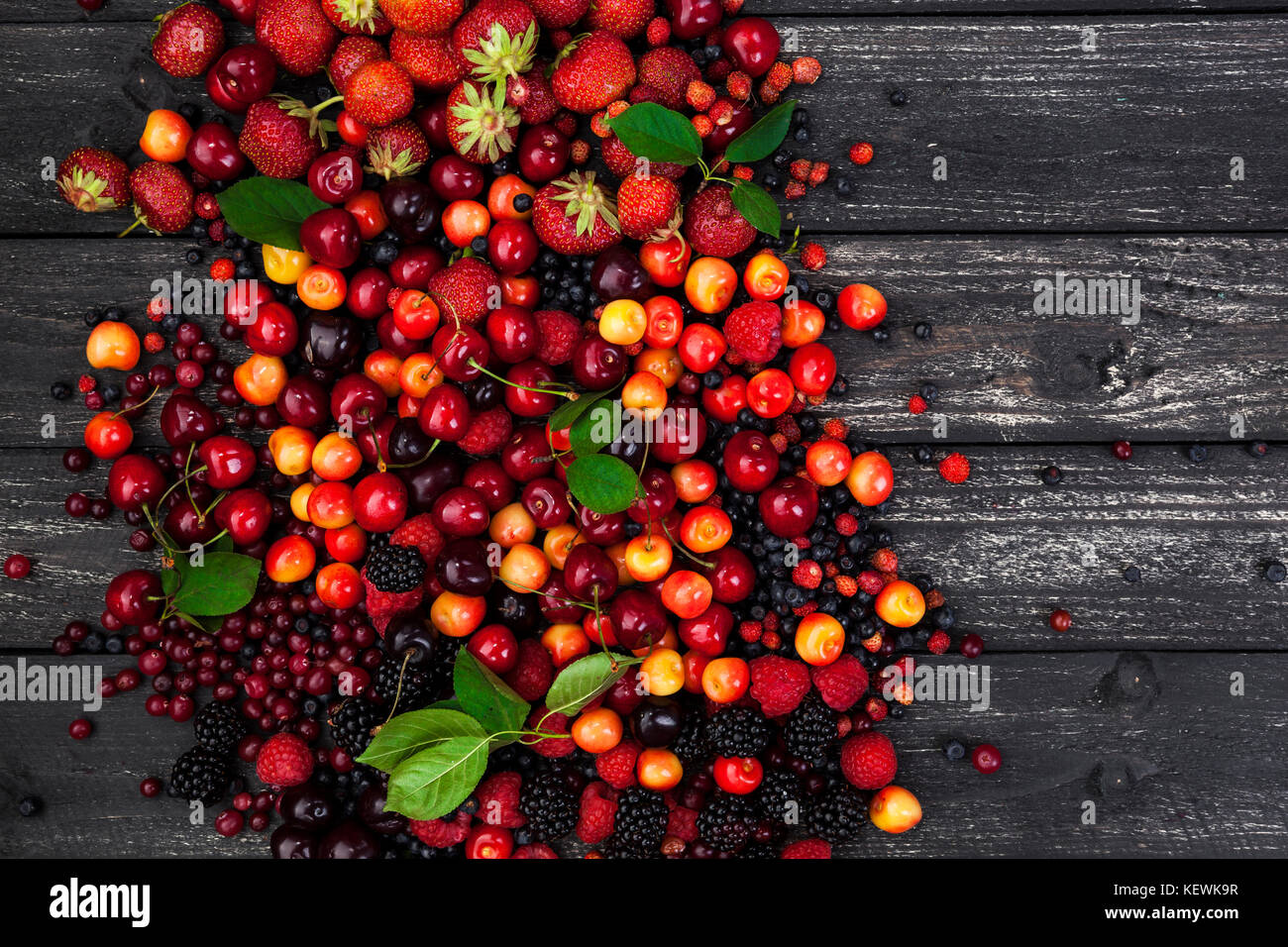 Petits fruits frais de la forêt sur fond de bois rustique. copie espace, vue du dessus Banque D'Images