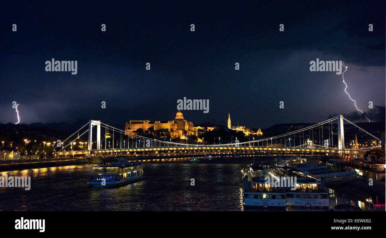 Cityscape horizontale de Budapest au cours d'un orage dans la nuit. Banque D'Images