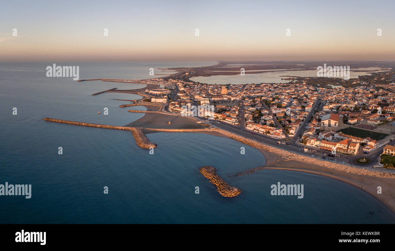Vue aérienne de saintes-Maries-de-la-mer ville Banque D'Images