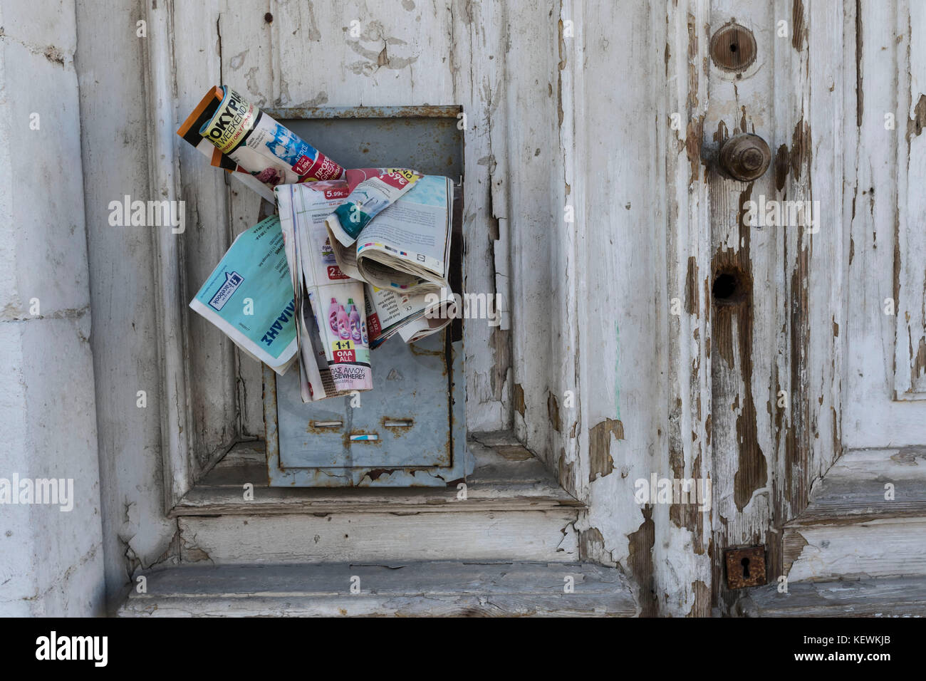 Les journaux non lus dans la porte à l'abandon, Chypre Banque D'Images