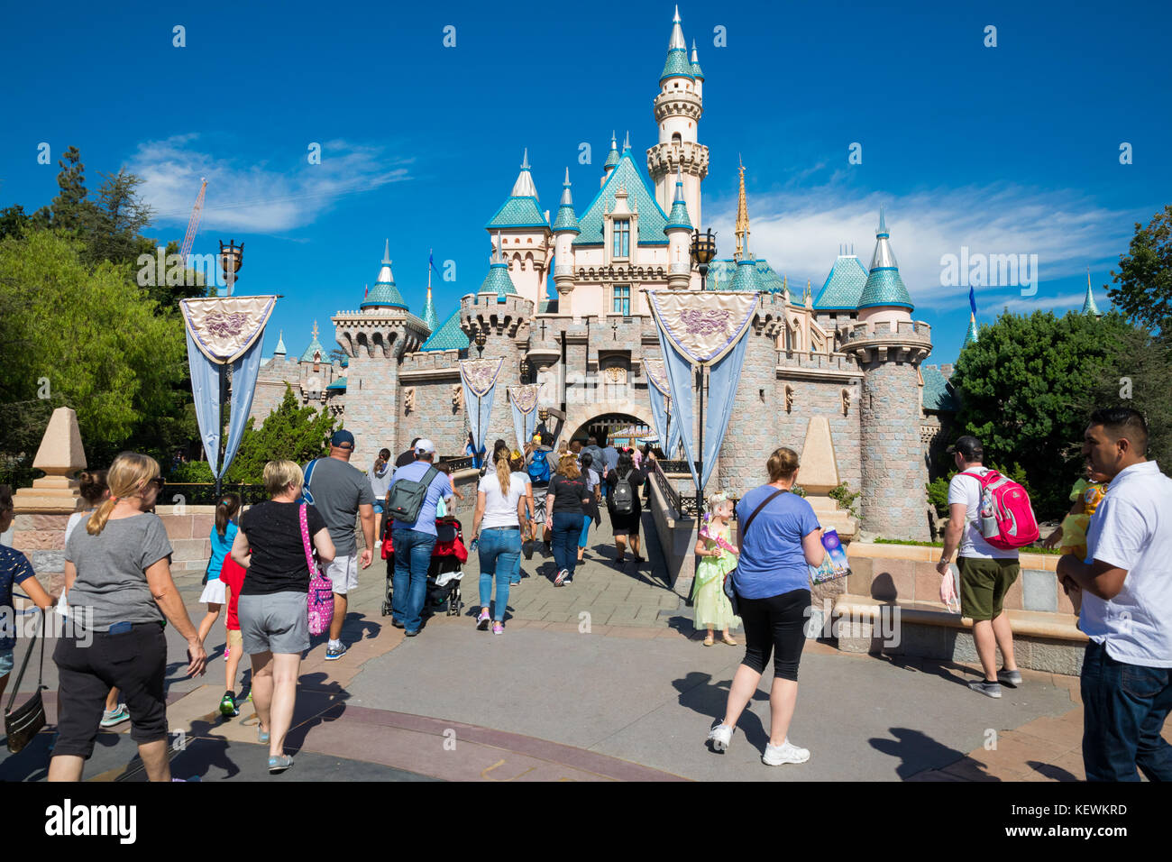 Anaheim, CA - le 16 octobre 2017 : promenade dans le château historique au parc à thème Disneyland resort en Californie. Banque D'Images