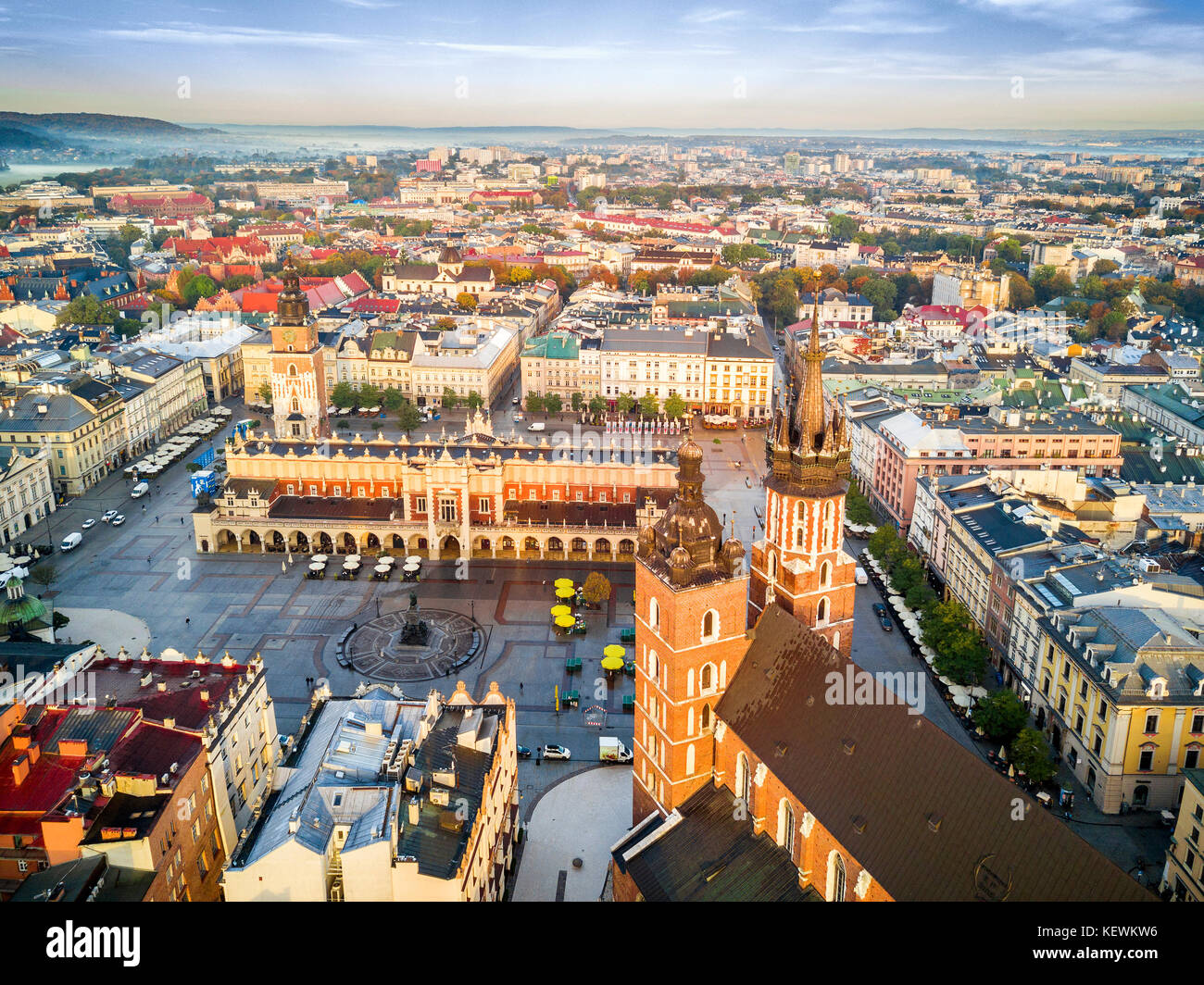Belle vue aérienne de la place du marché historique au lever du soleil, Cracovie, Pologne Banque D'Images