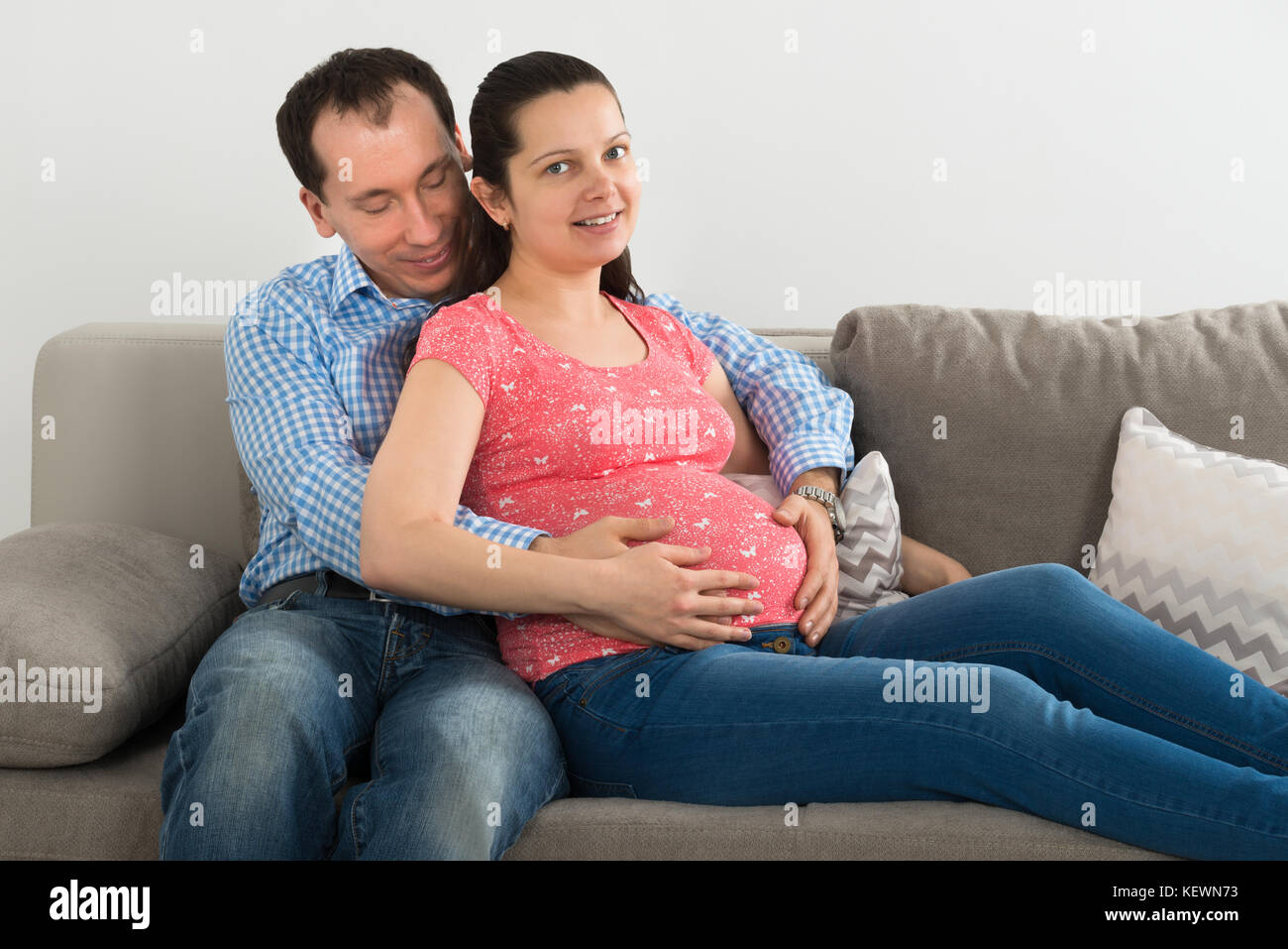 Photo en gros plan de deux enceintes toucher ventre Banque D'Images