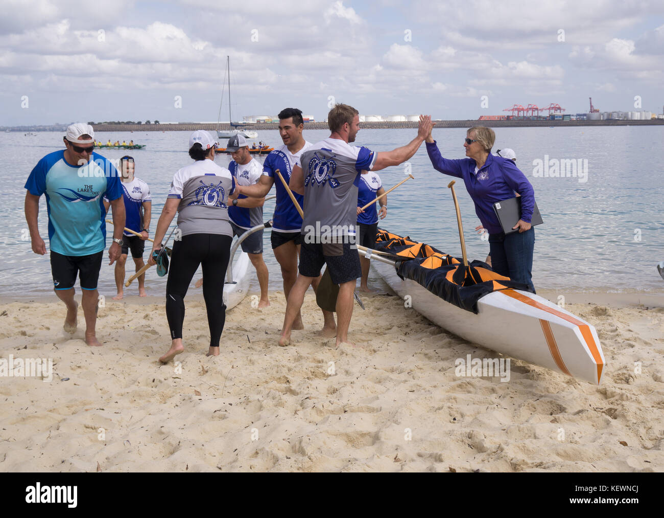 Un Outrigger Canoe race dans le sud de Sydney Banque D'Images