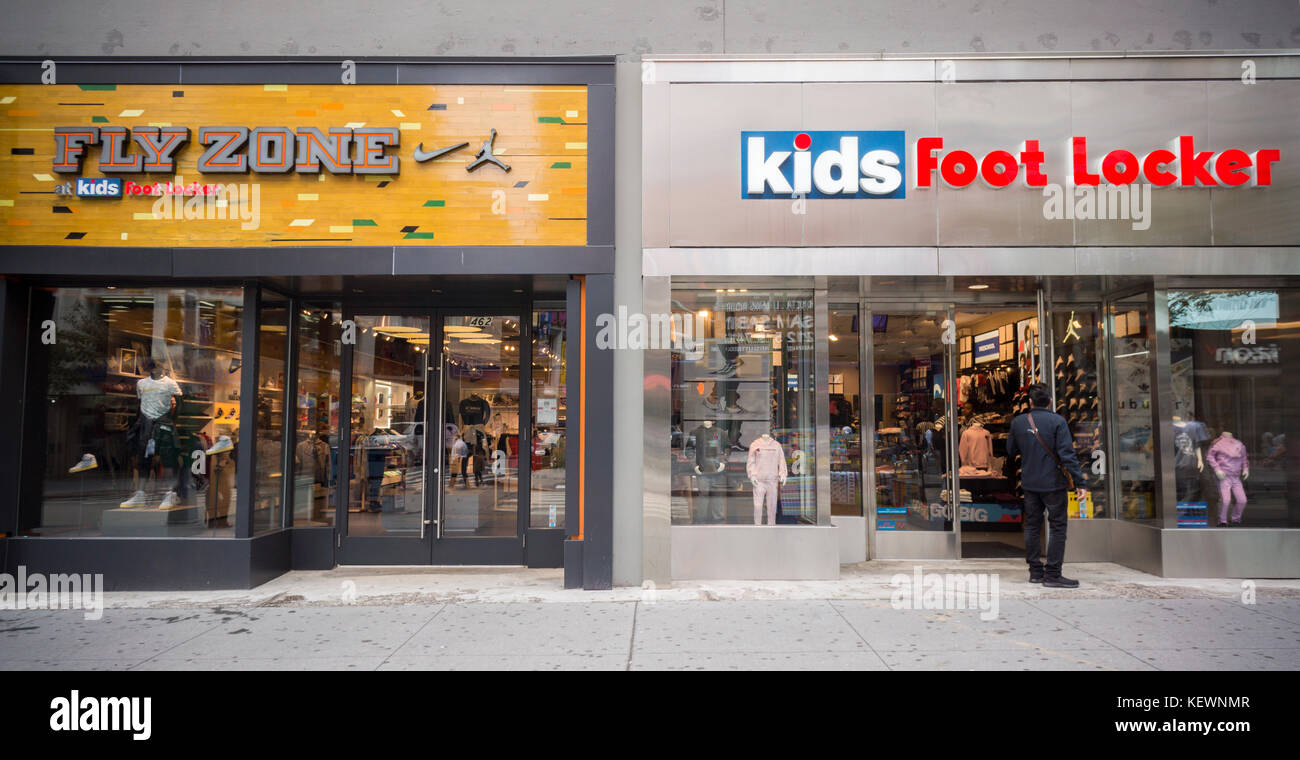 Zone d'exclusion aérienne et kids Foot Locker Foot Locker marques de magasin dans le centre-ville de Brooklyn à New York le samedi 14 octobre 2017. foot locker titre se négocie à la baisse de la valeur forfaitaire à l'entreprise investisseurs avec d'autres briques et de mortier entreprises. (© richard b. levine) Banque D'Images