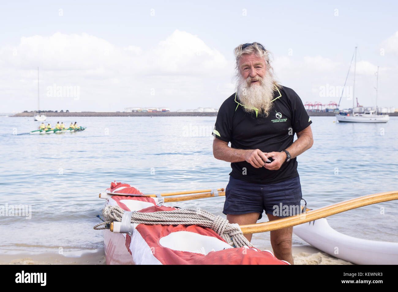 Un Outrigger Canoe race dans le sud de Sydney Banque D'Images