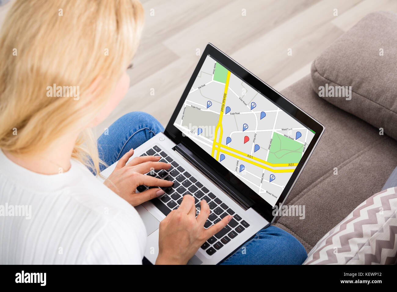 Close-up of a woman en utilisant la carte GPS de navigation avec des pointeurs sur ordinateur portable Banque D'Images