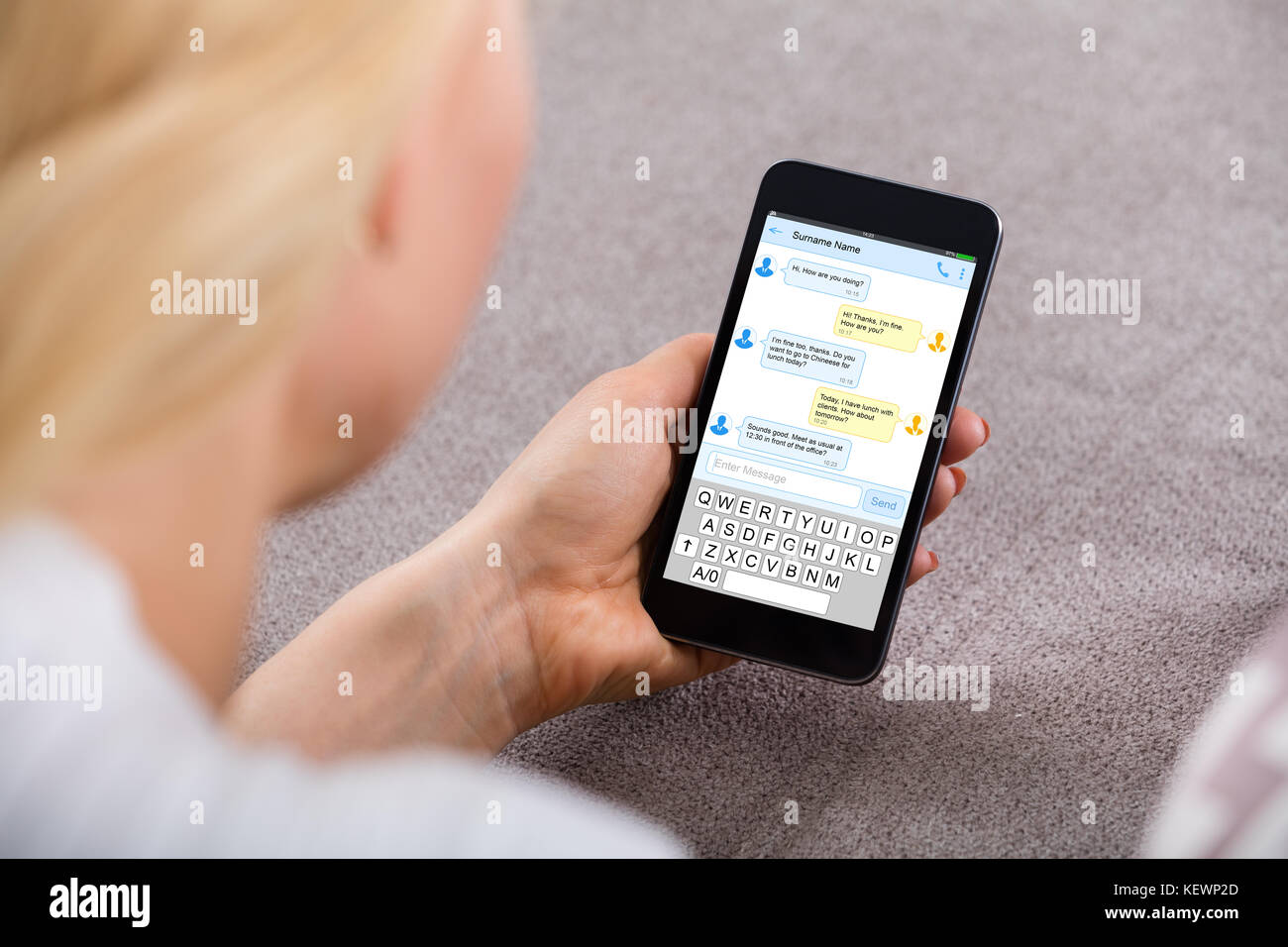 Close-up of a young woman l'envoi de message texte par téléphone mobile à la maison Banque D'Images