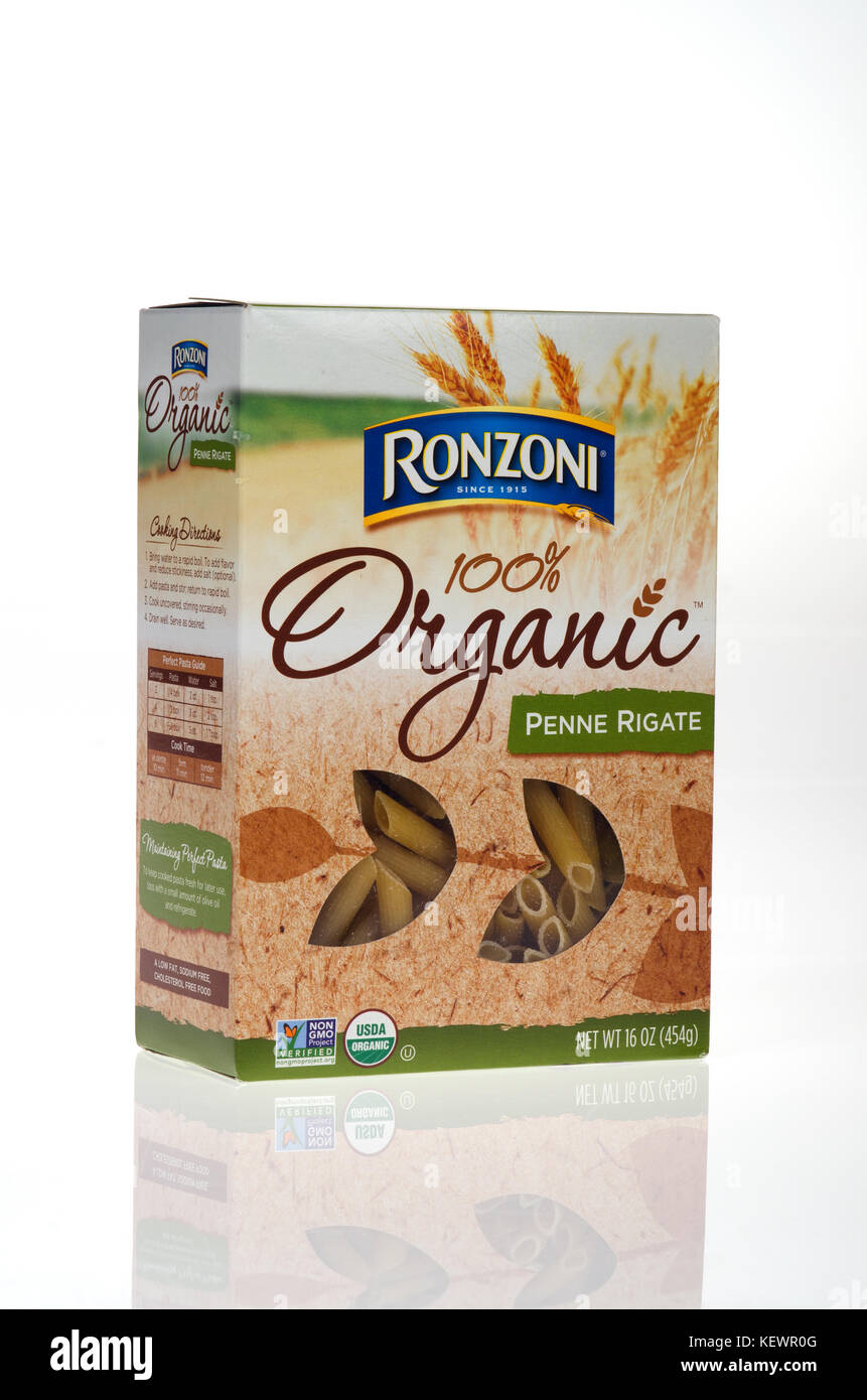 Boîte non ouverte de Ronzoni 100 % Bio Penne Rigate pâtes de blé semoule sur fond blanc découper USA Banque D'Images